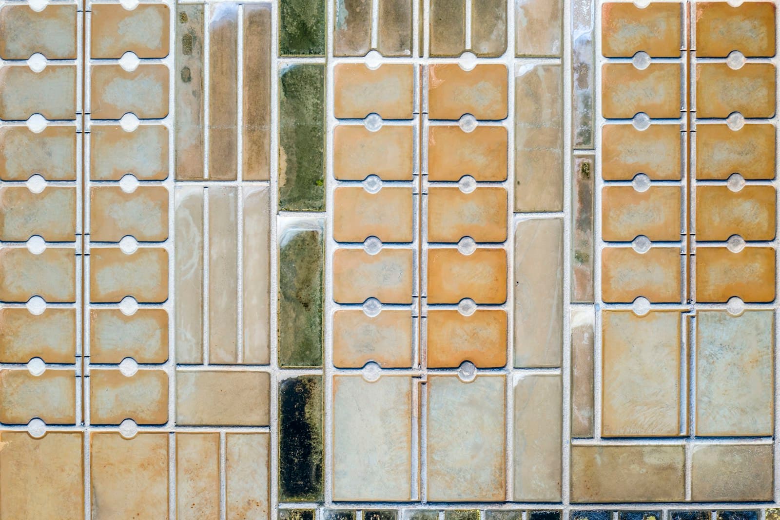 Guérande — brown concrete floor