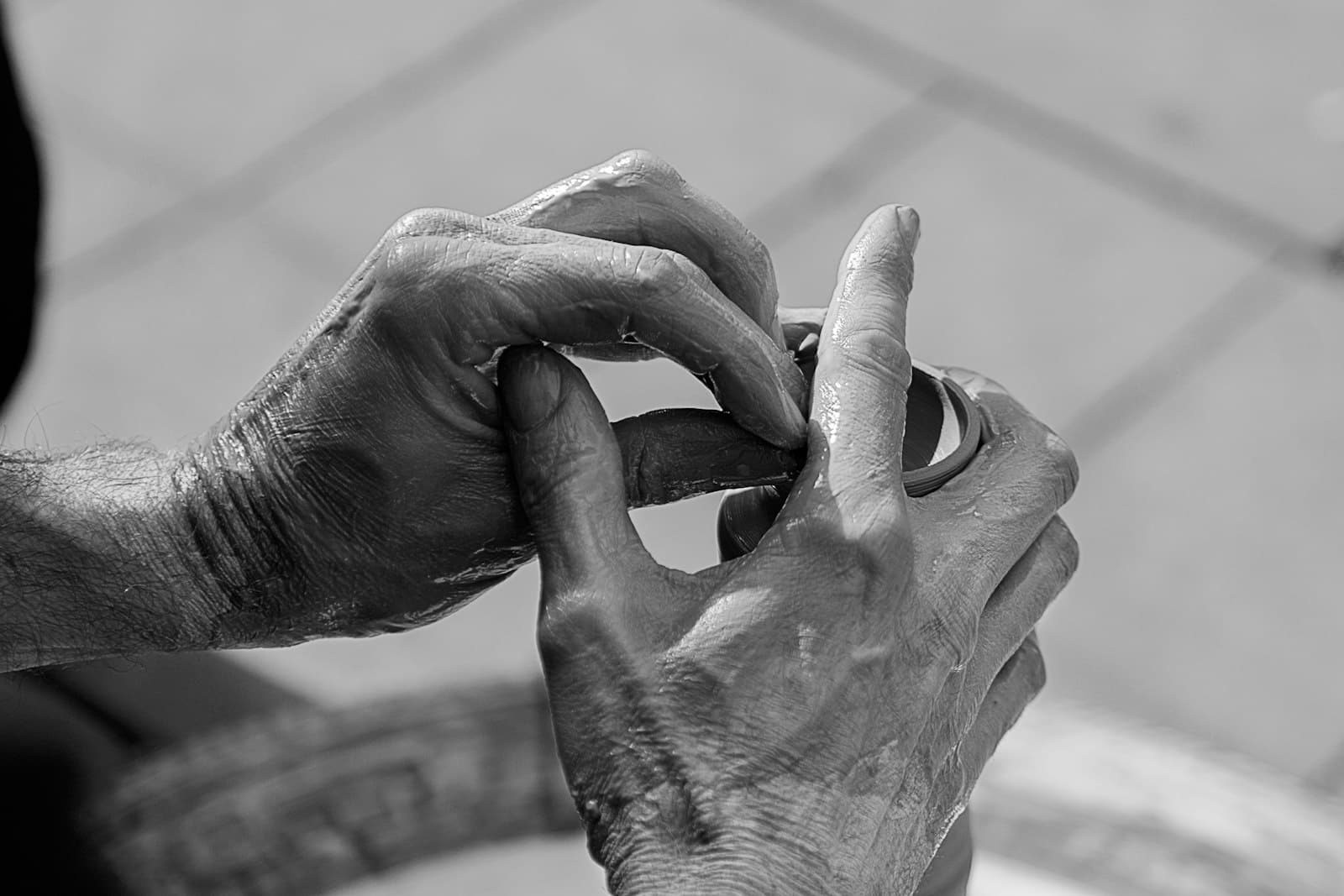 Hecho — person holding hand tool