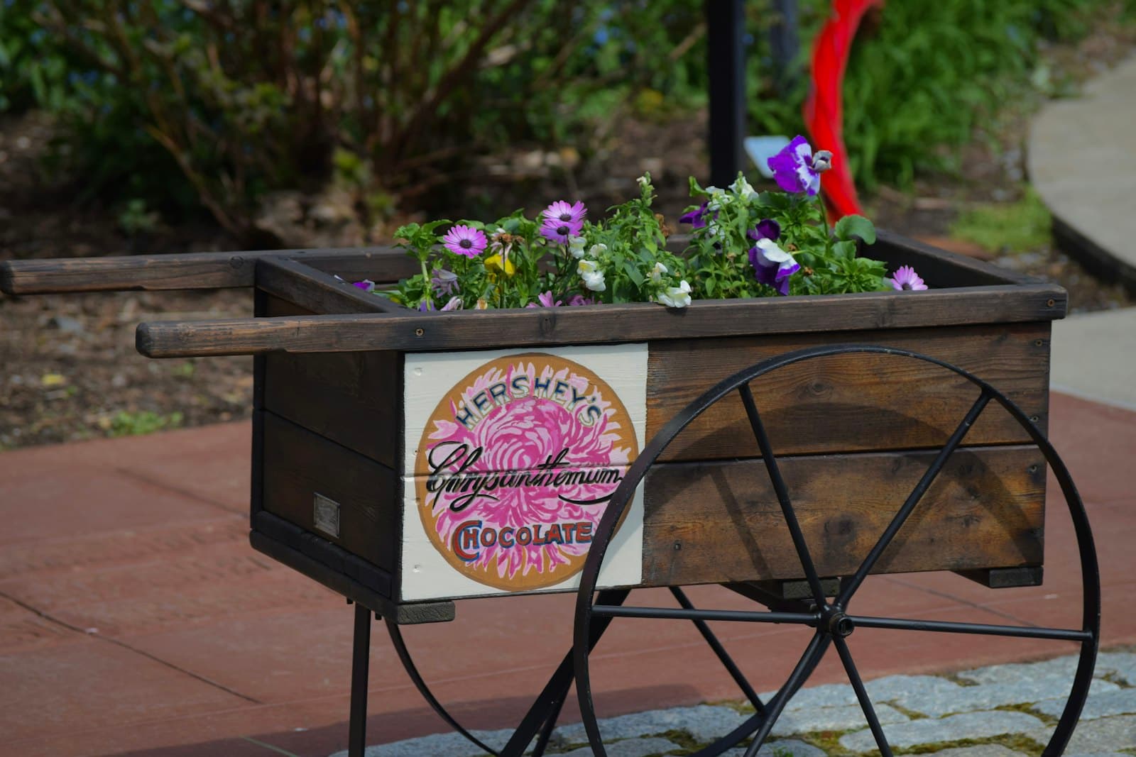 Hershey — a black grill with flowers