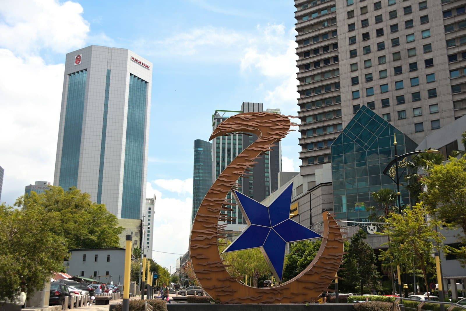 Johor Bahru — A statue of a star is in the middle of a city
