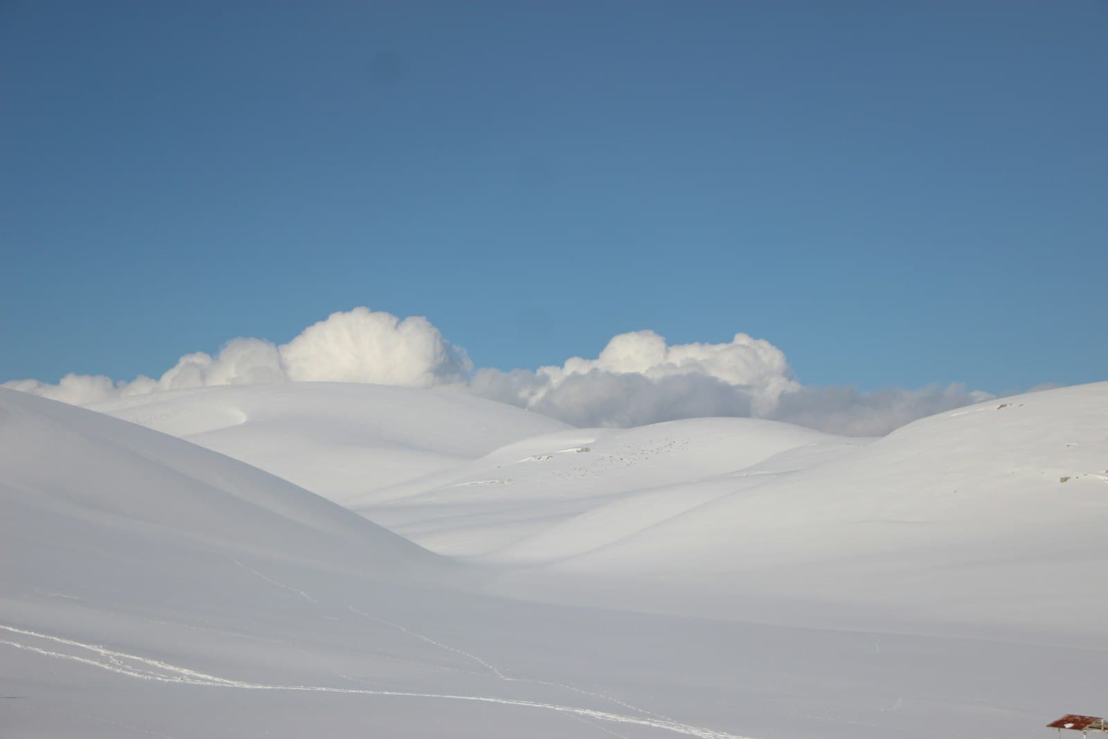 Kahramanmaras — a person on skis in the snow with clouds in the background