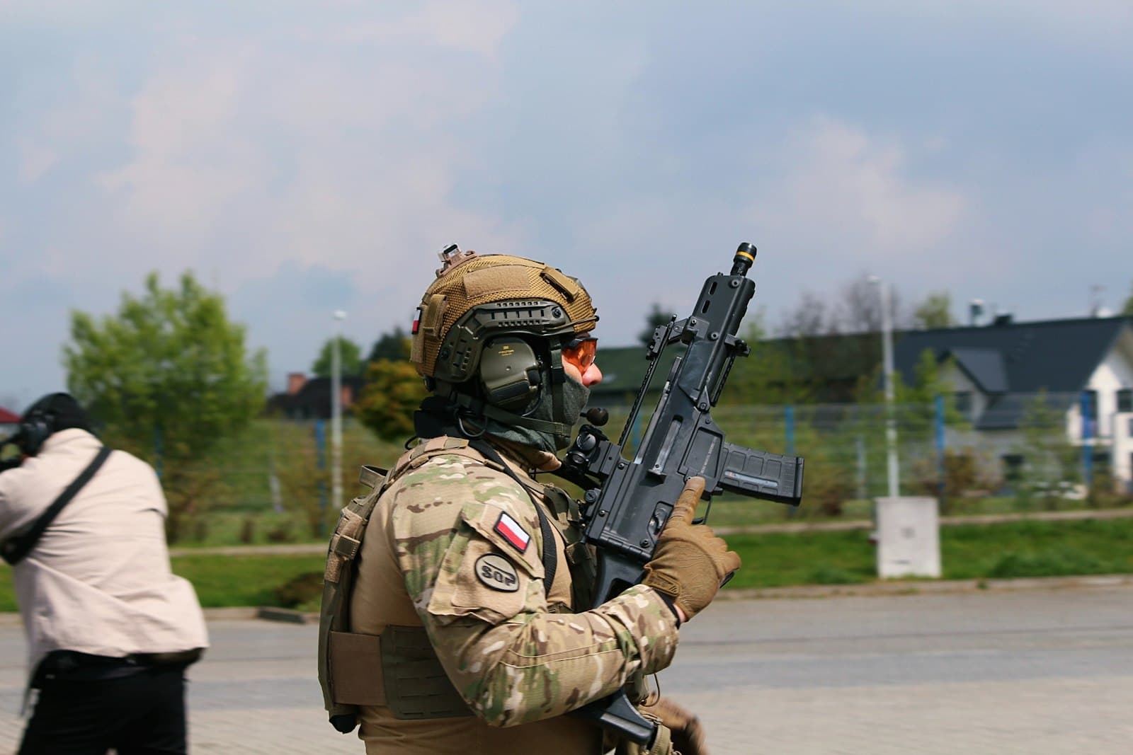 Kielce — a man in camouflage holding a machine gun