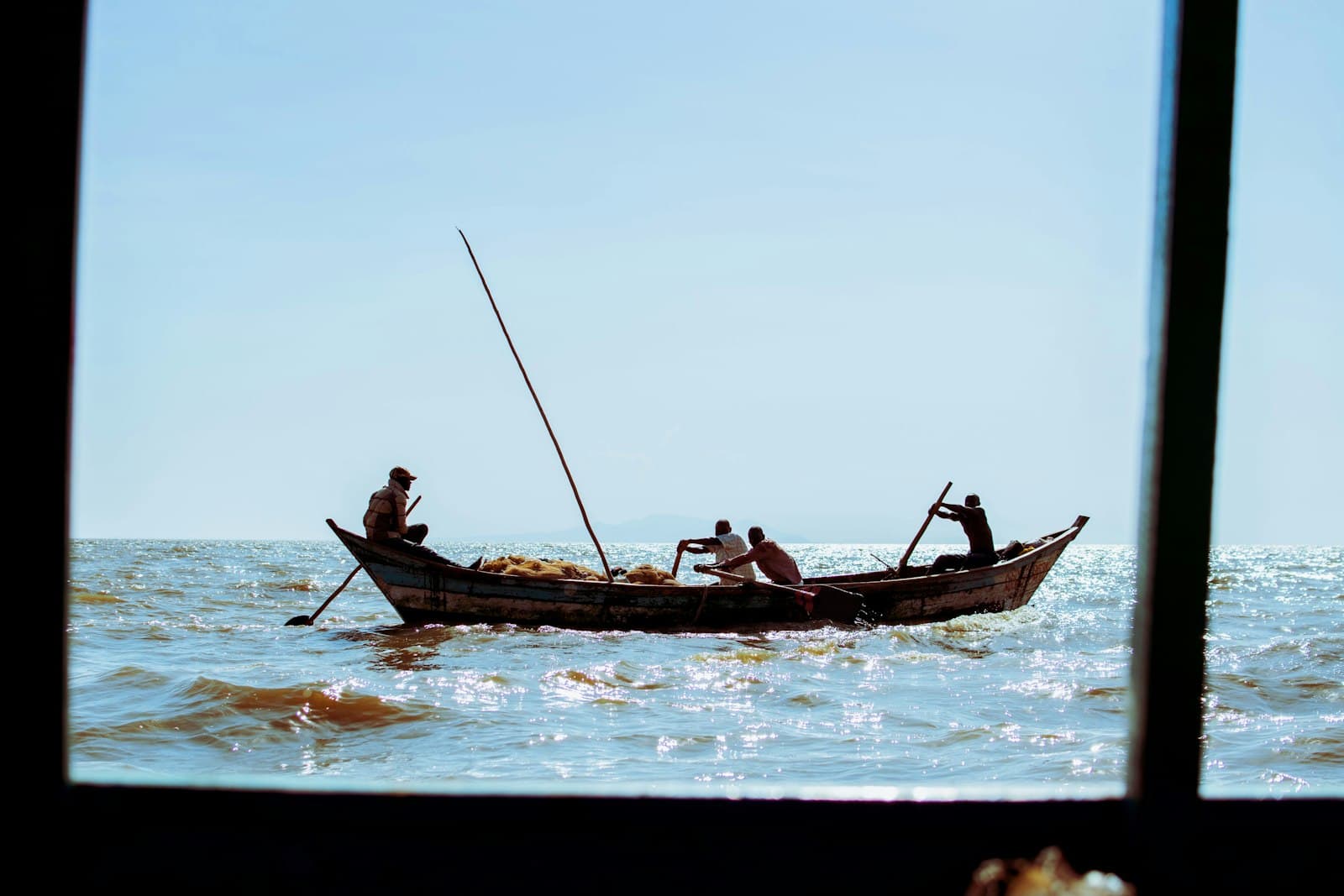 Kisumu — Fishermen are sailing a boat on the water.