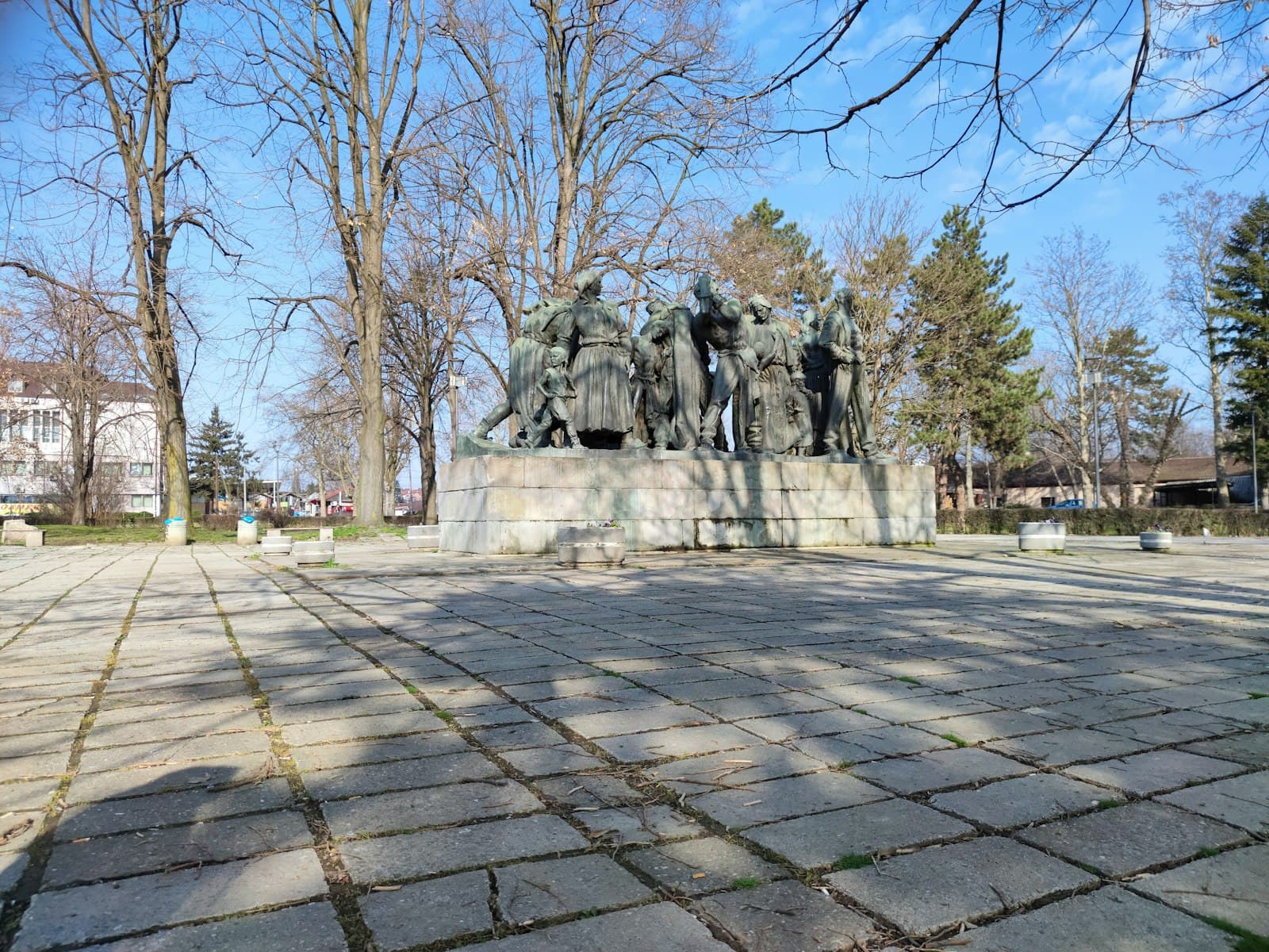 Kraljevo — a statue of a group of people in a park