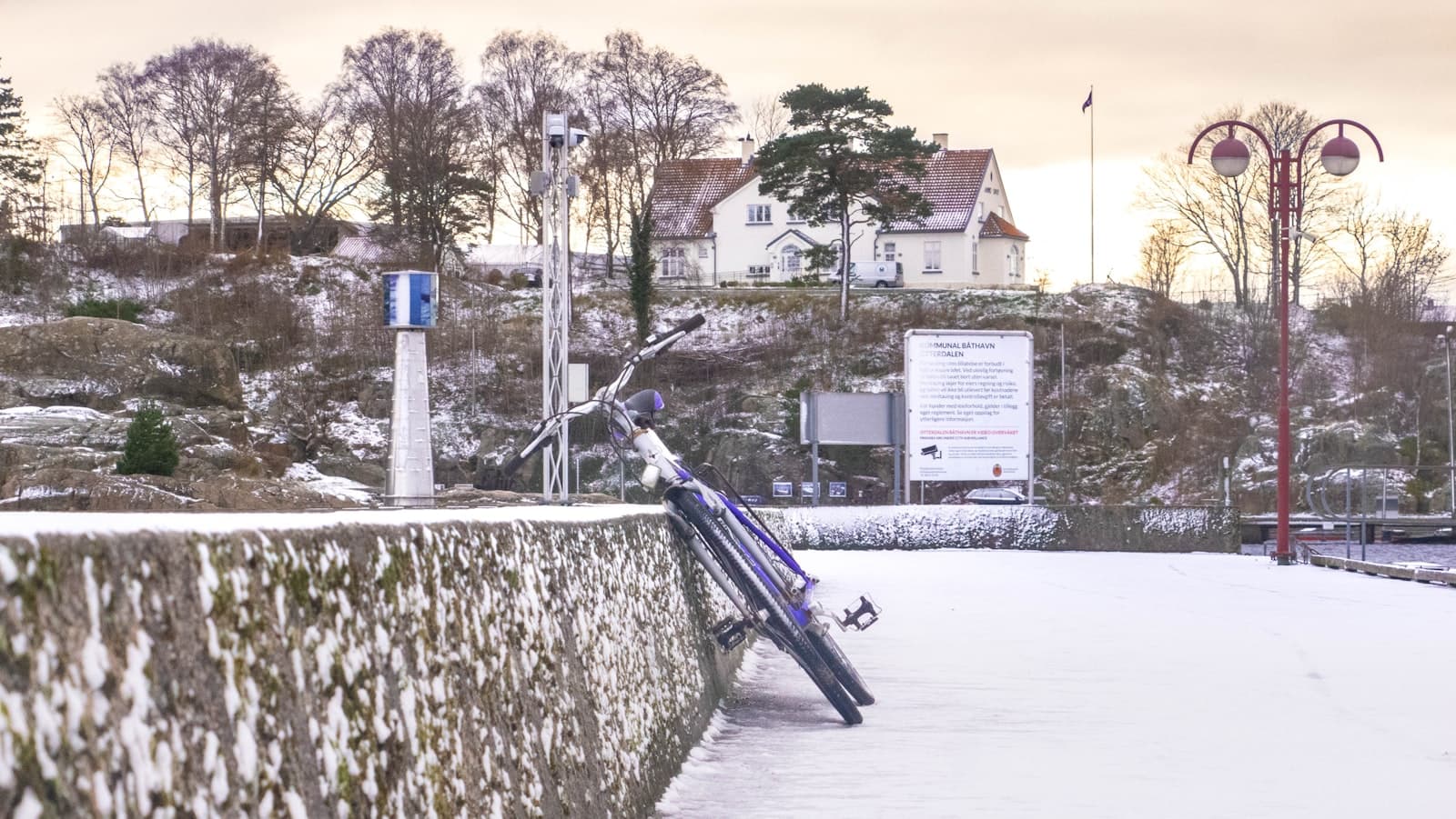 Kristiansand — a bicycle leaning against a wall