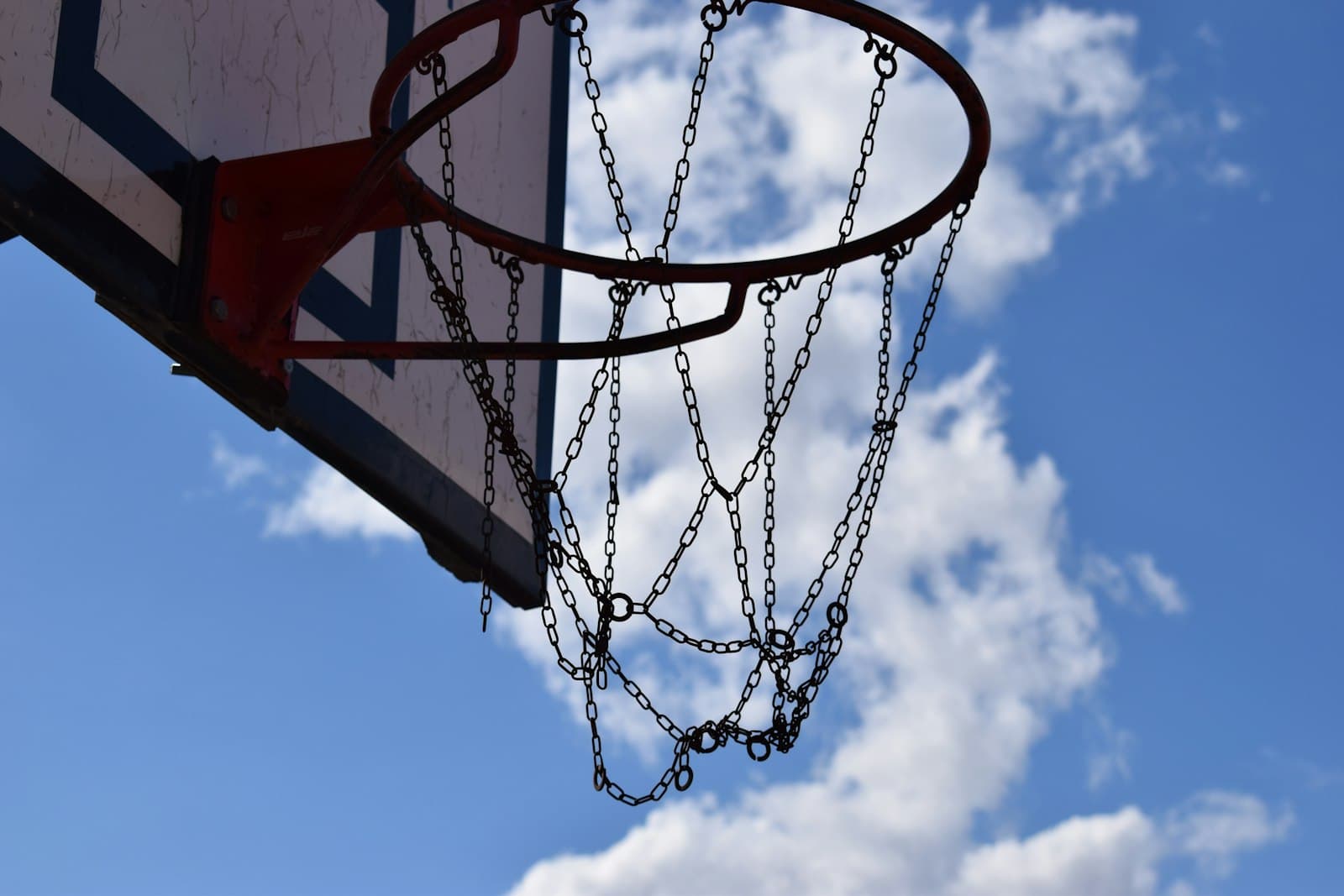 Kumanovo — a basketball hoop with a chain hanging from it