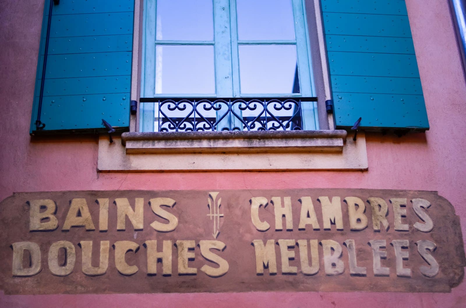 L'Isle-sur-la-Sorgue — brown brick building with glass window