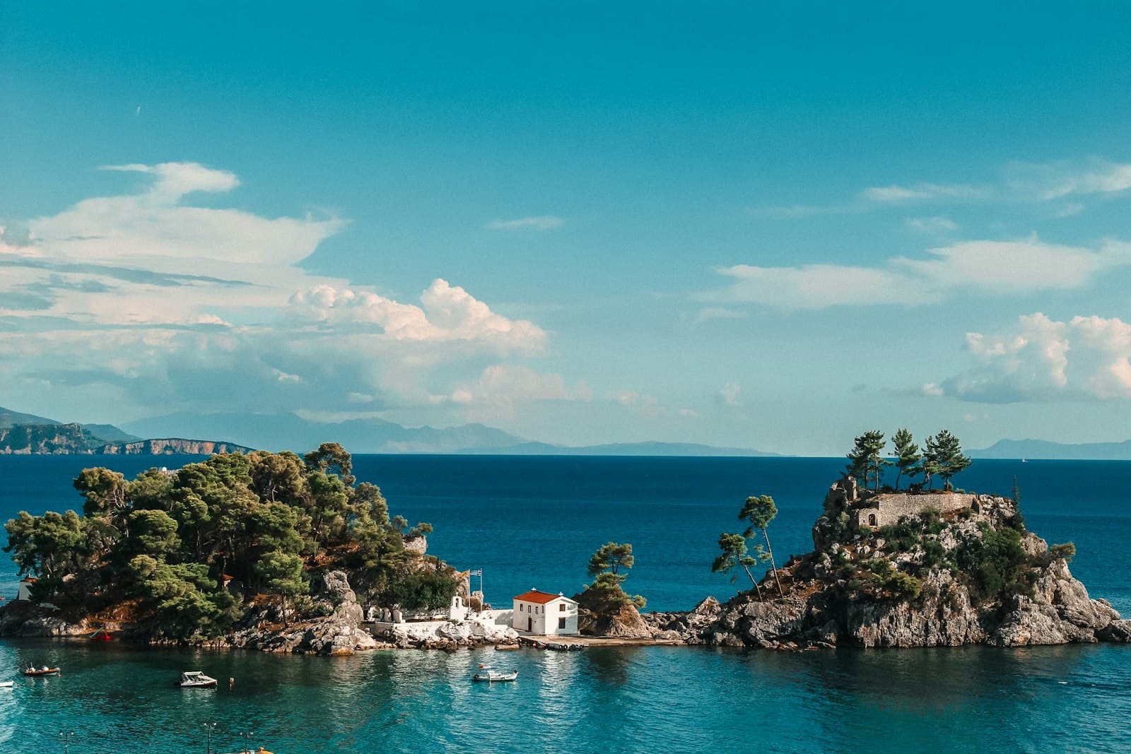 Le Pirée — a small island in the middle of a body of water