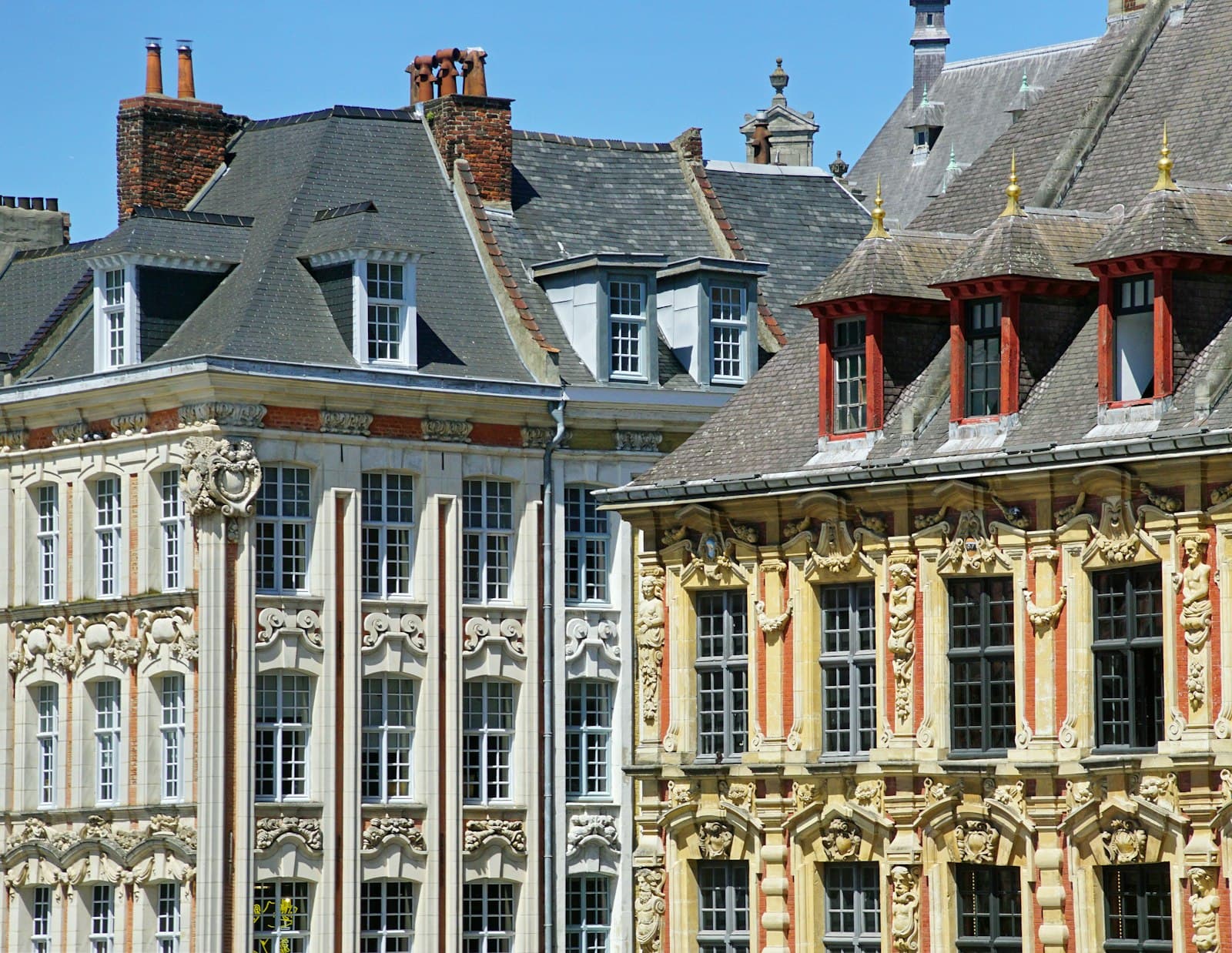 Lectoure — a row of old buildings in a city