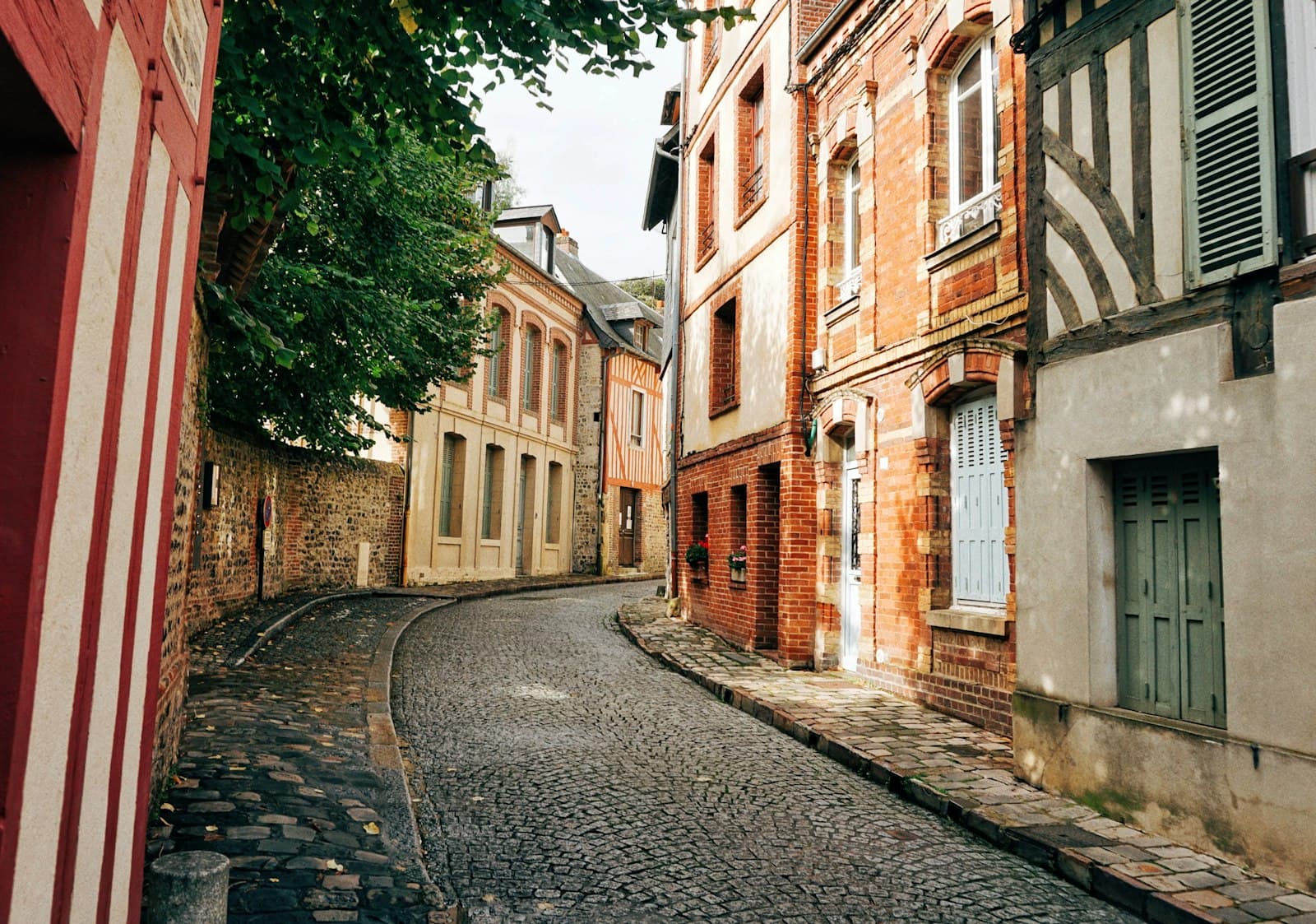 Les Sables-d'Olonne — a narrow cobblestone street in an old european city
