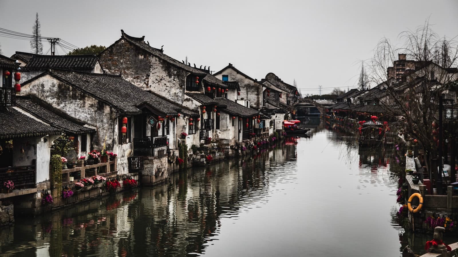Linhai — white and black house beside body of water