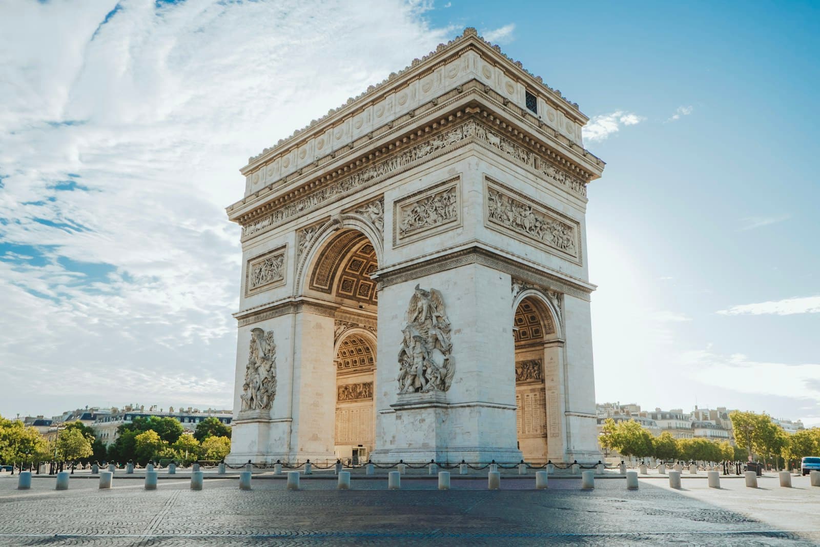 Lods — The arc de triomphe in paris under a blue sky.