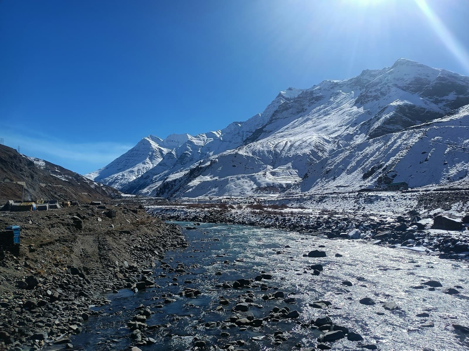 Manali — the sun shines brightly on the snowy mountains