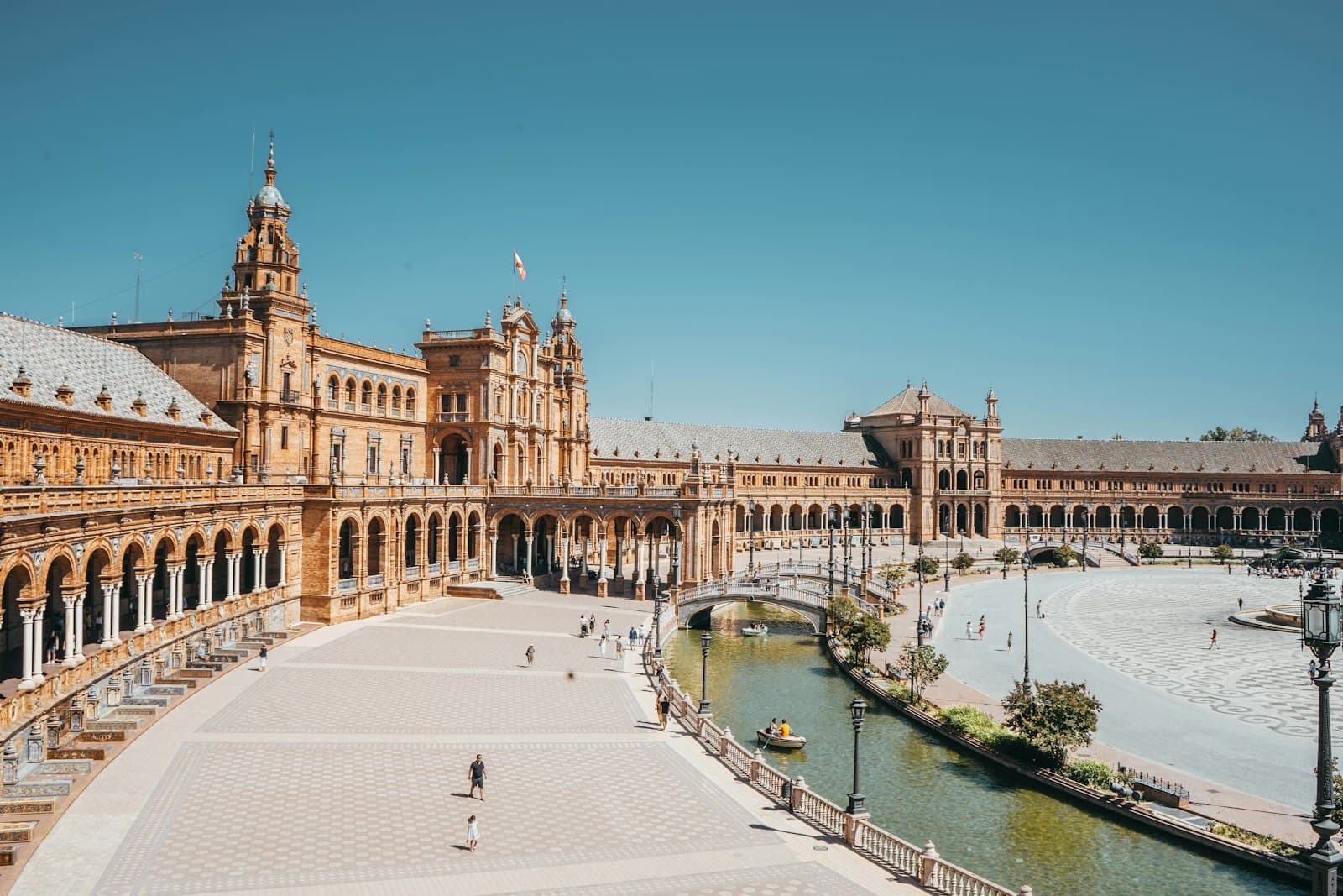 Manzanares el Real — brown concrete structure
