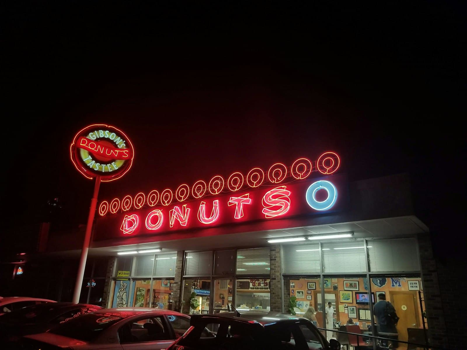Memphis — Donuts O store front during nighttime