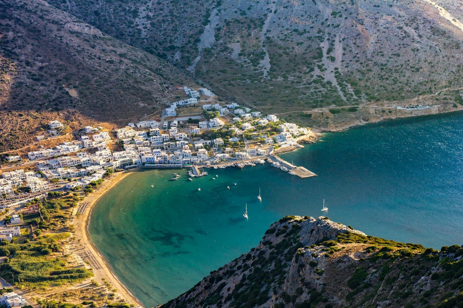 Météores — town beside sea on the foot of the mountain