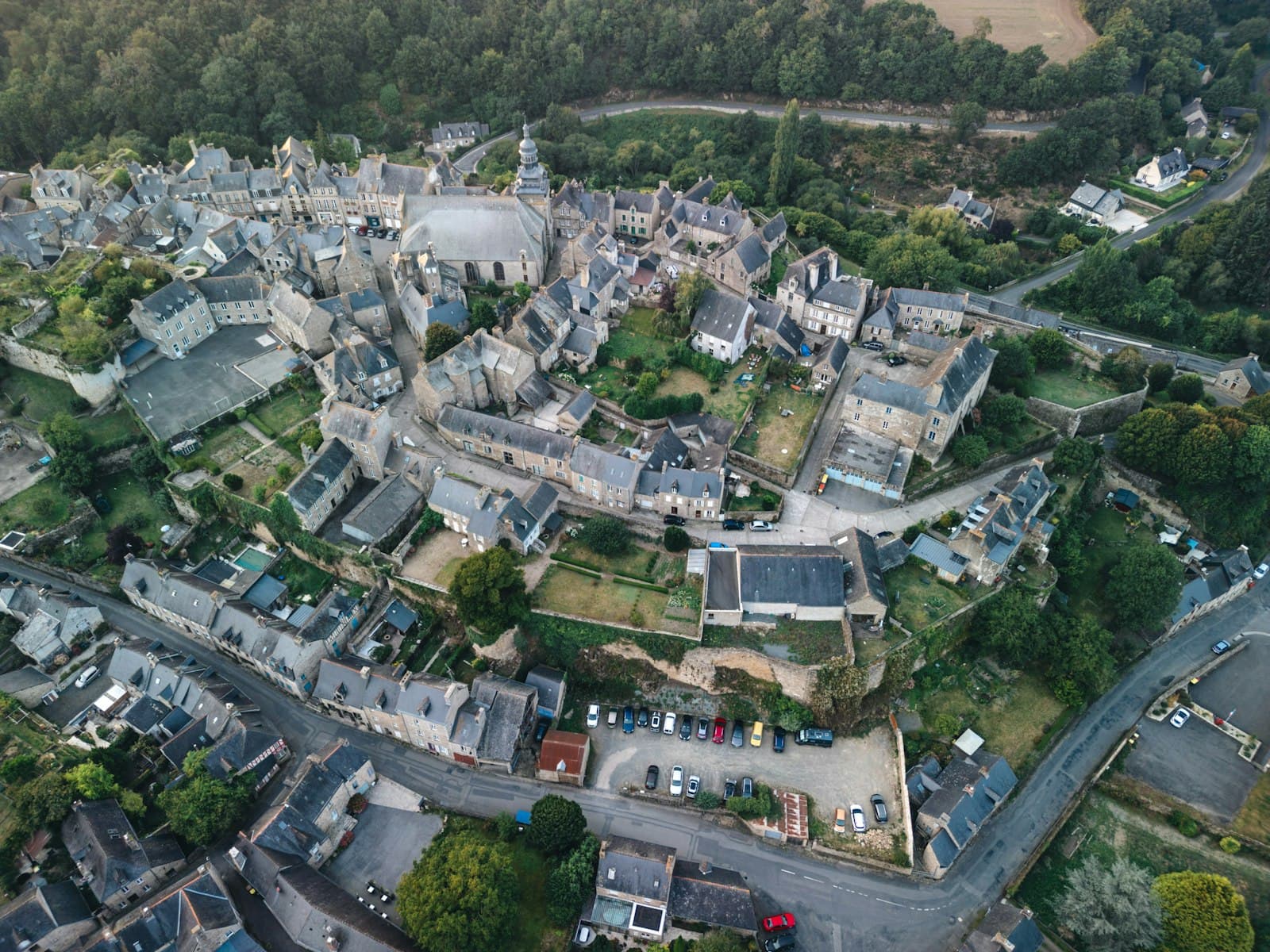 Moncontour — An aerial view of a city with lots of buildings