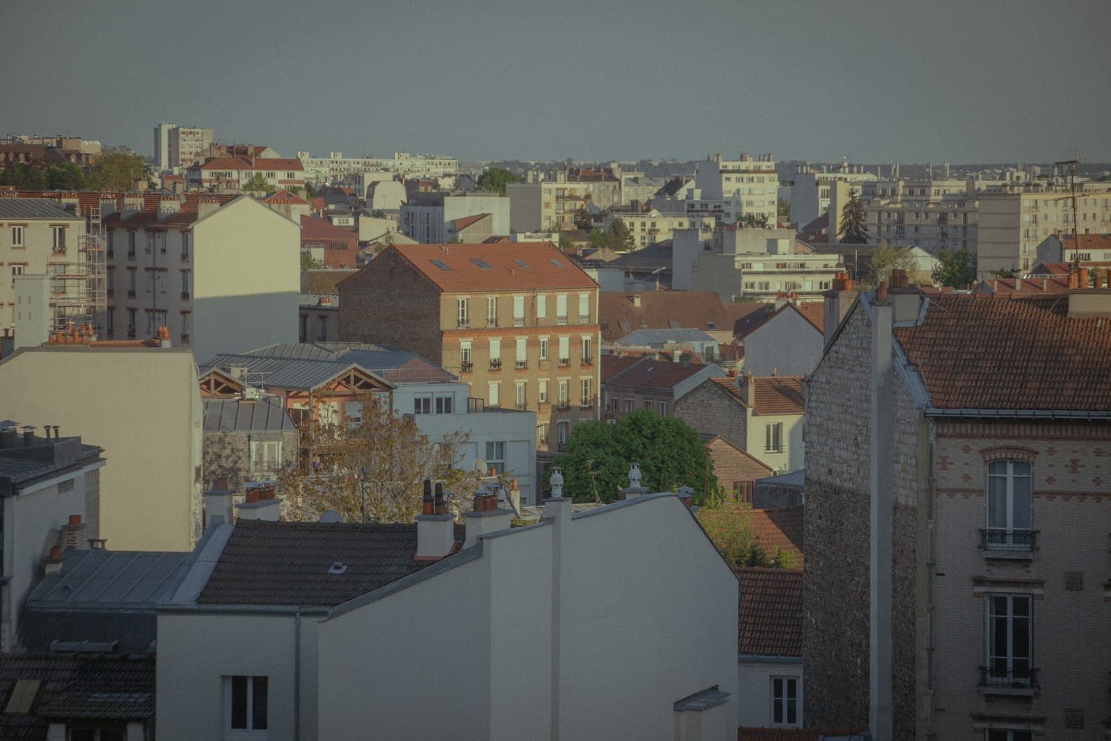 Montreuil-sur-Mer — Rooftops and buildings in a city during the day