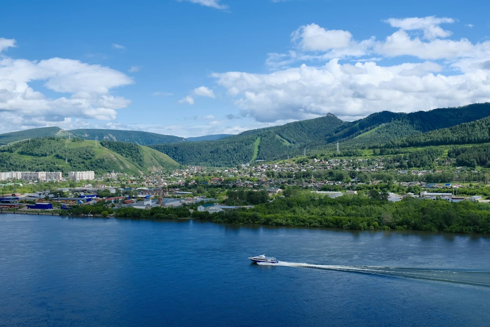 Mozhaysk — green trees on mountain beside body of water during daytime