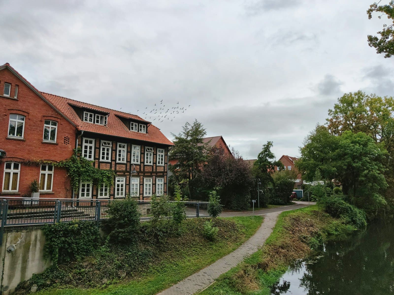 Neustadt an der Weinstraße — brown and white house near green grass field under white clouds during daytime