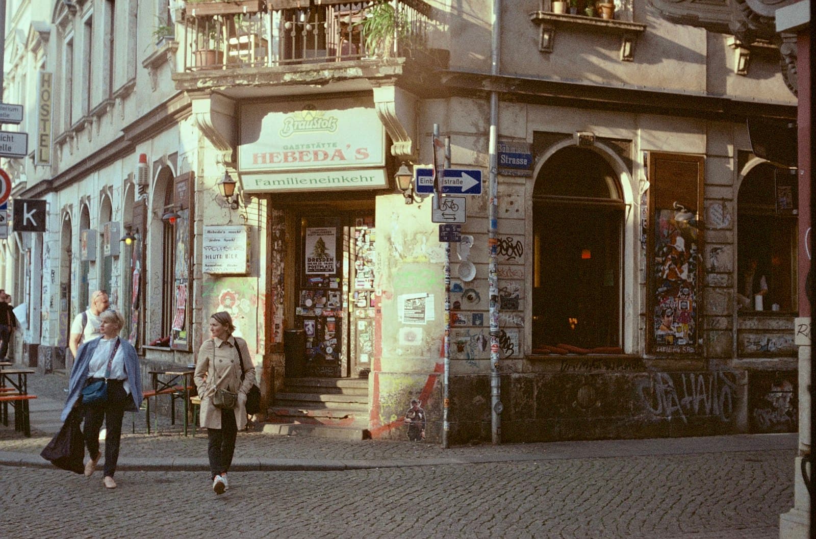 Neustadt an der Weinstraße — a couple of people walking down a street next to a tall building