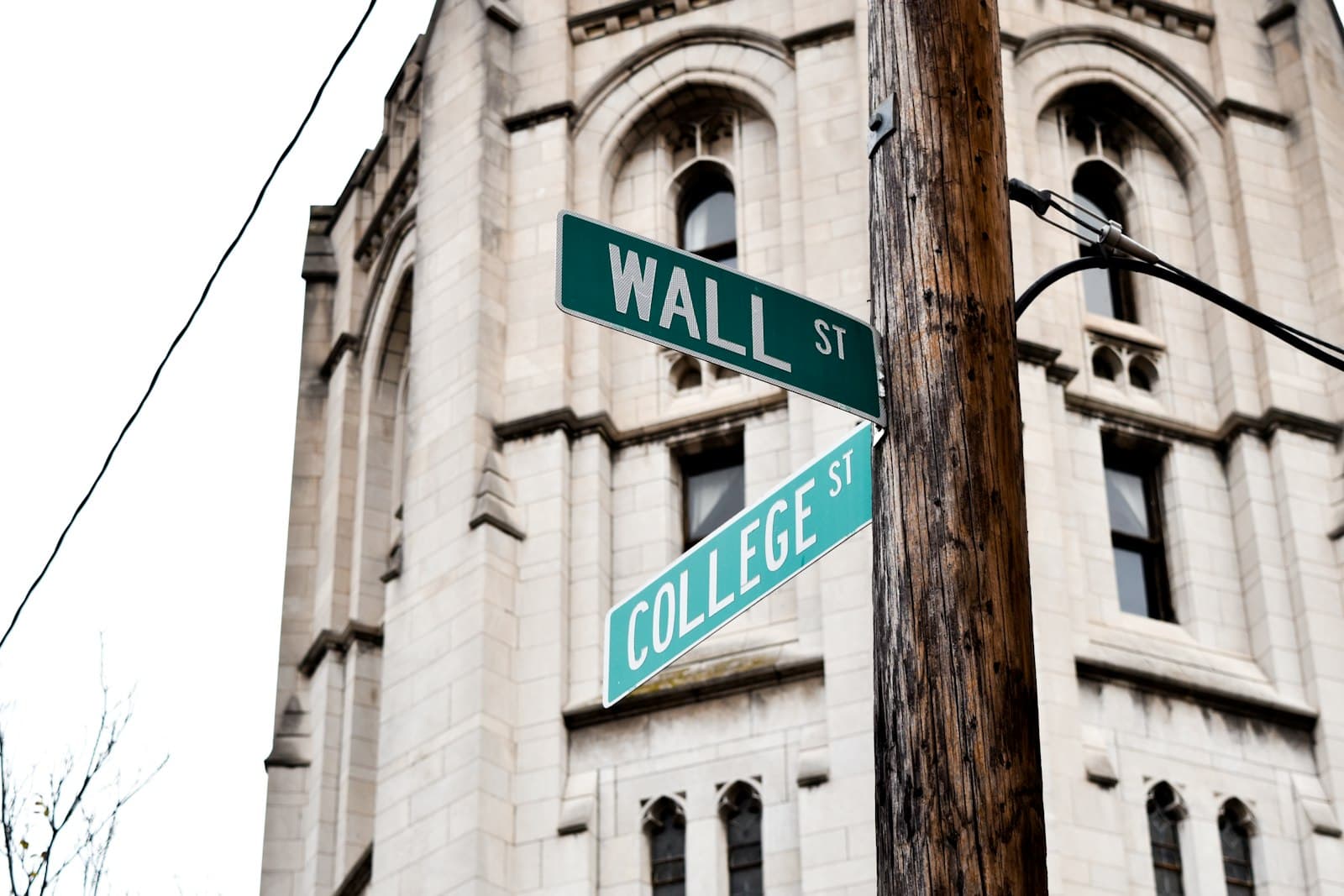 New Haven — Wall Street signage on brown wooden post