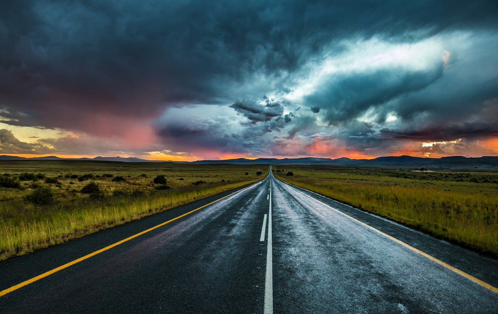 Nieu-Bethesda — asphalt road under nimbus cumulus