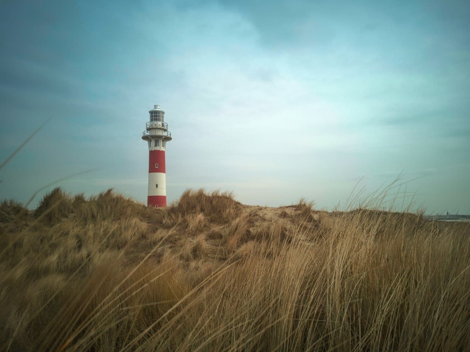 Nieuwpoort — red and white lighthouse near grass field during daytime