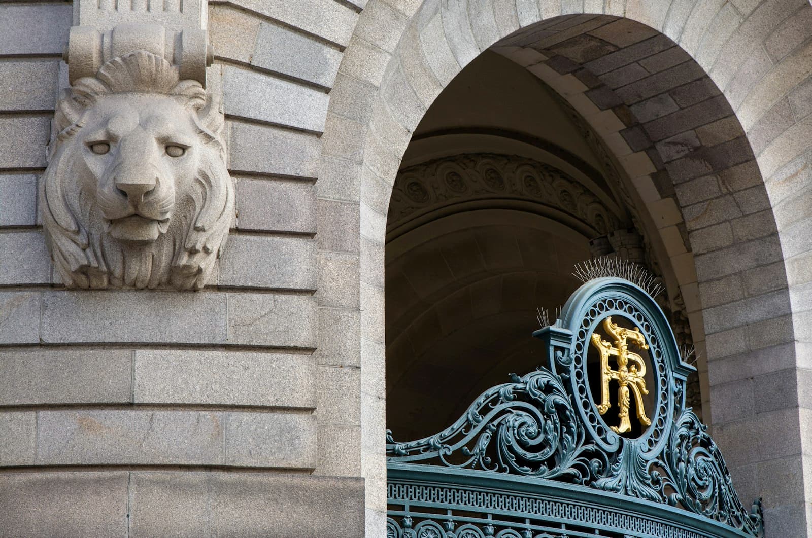 Niort — a lion head on the side of a building