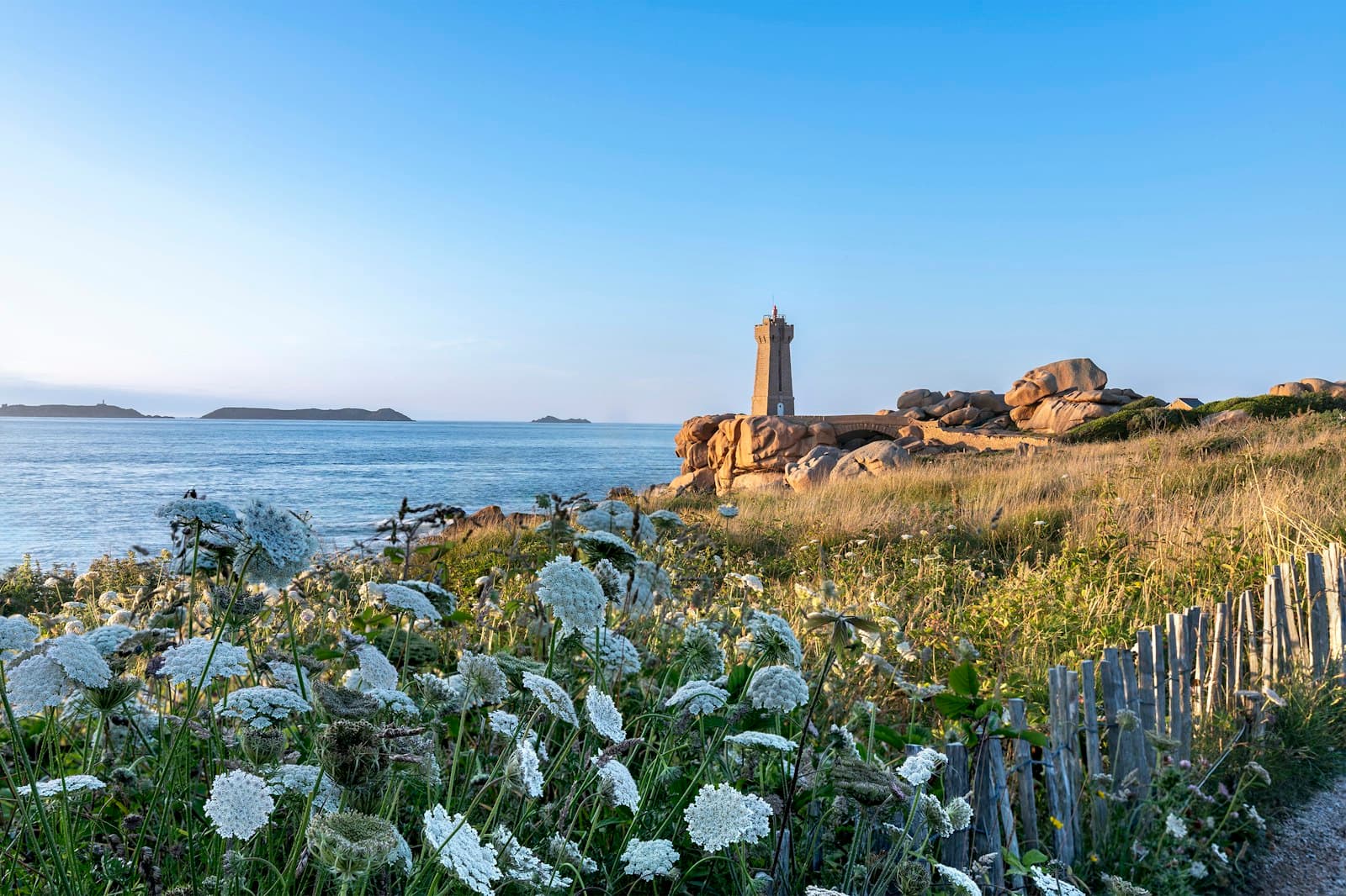 Noirmoutier-en-l'Île — a lighthouse on a rocky shore near a body of water