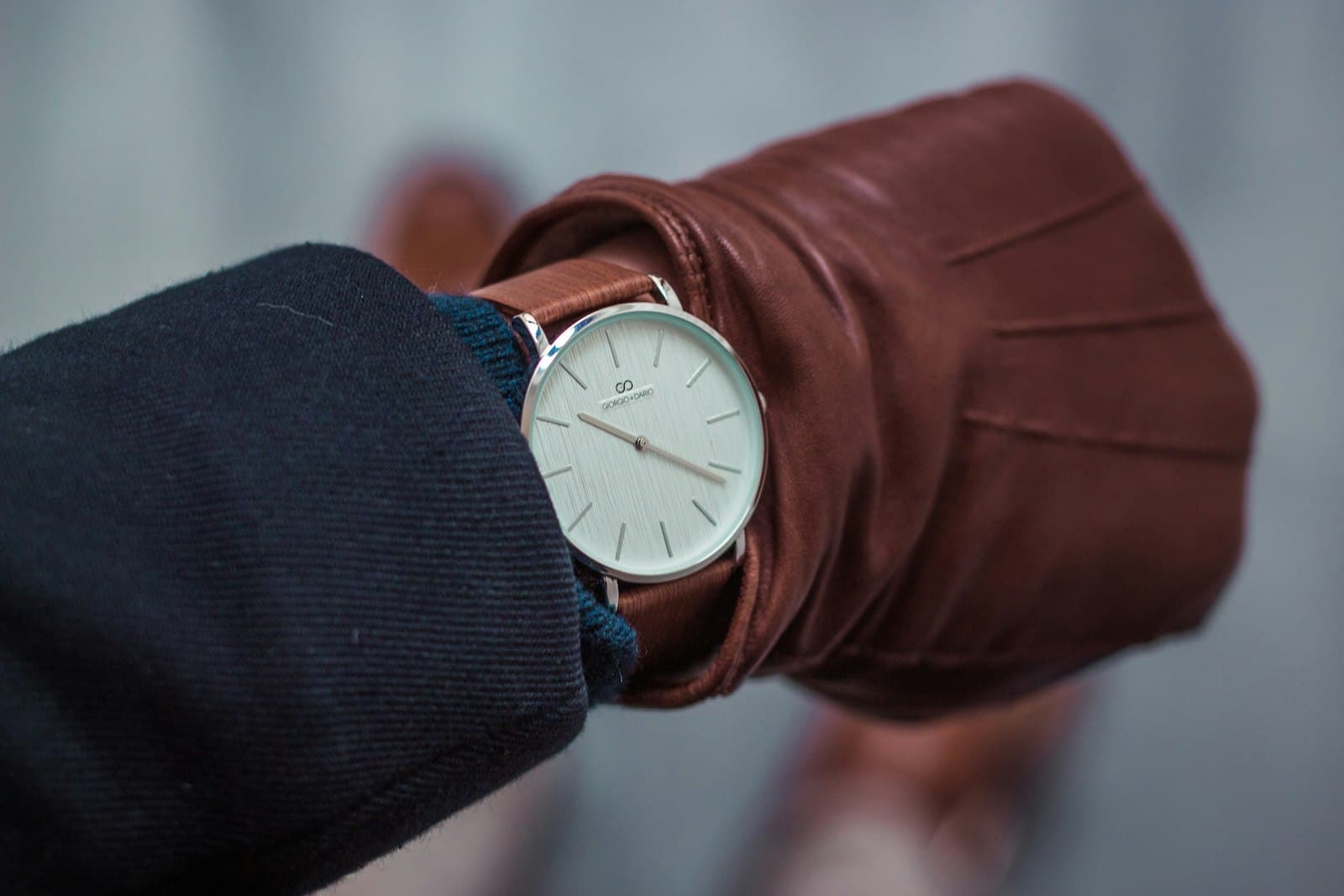 Oss — person looking at round white analog watch at 10:22