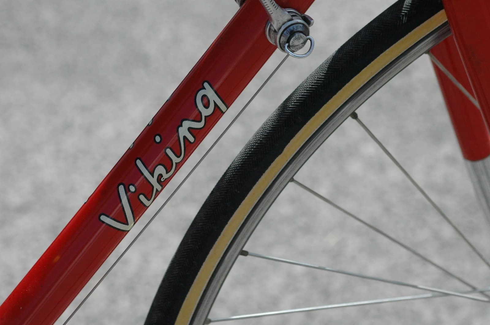 Oudenaarde — red bicycle wheel in close up photography