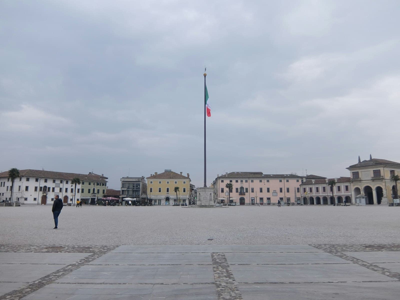 Palmanova — An italian town square with flag and buildings.