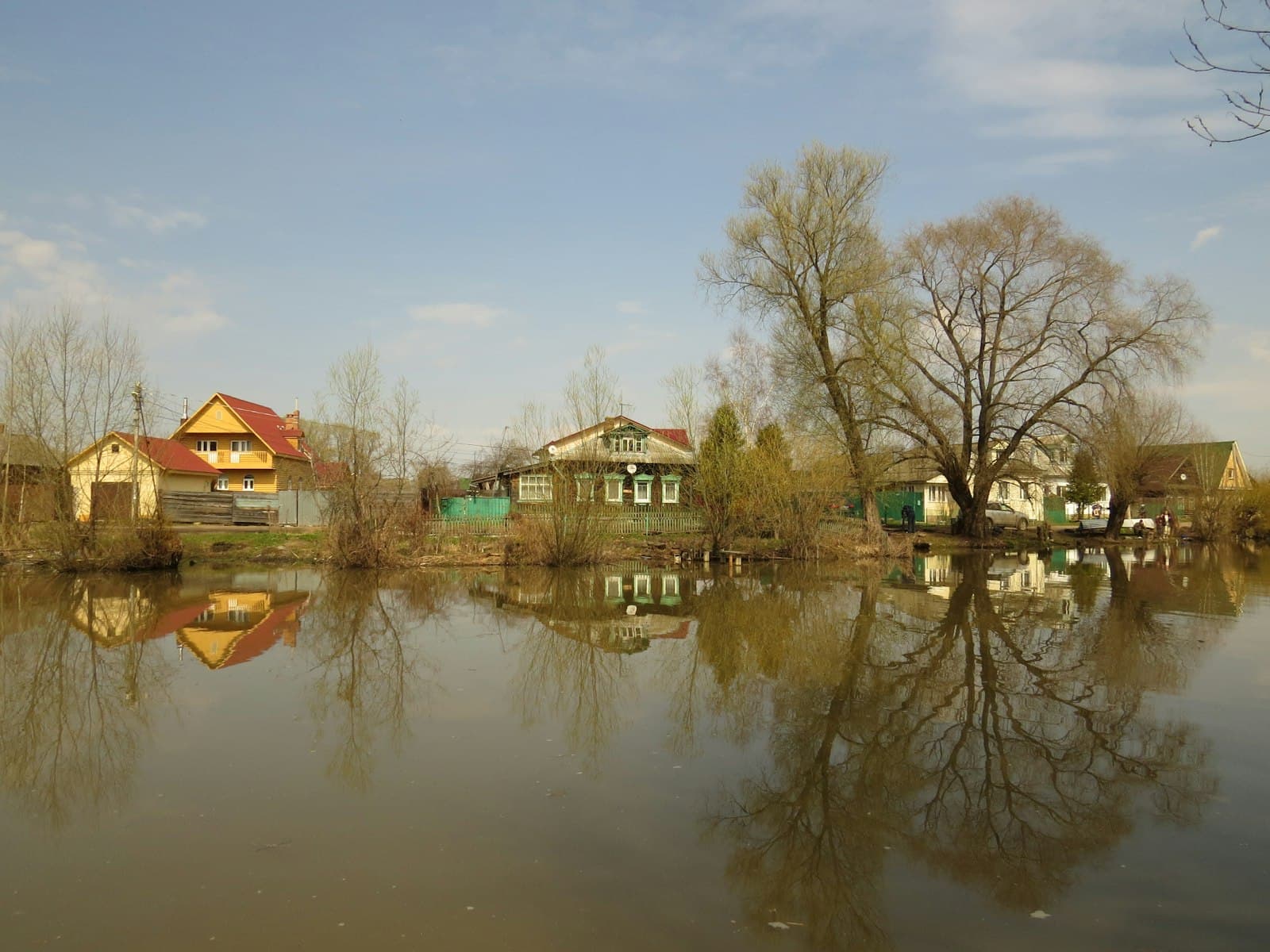 Pereslavl-Zalessky — Houses reflect in still water.