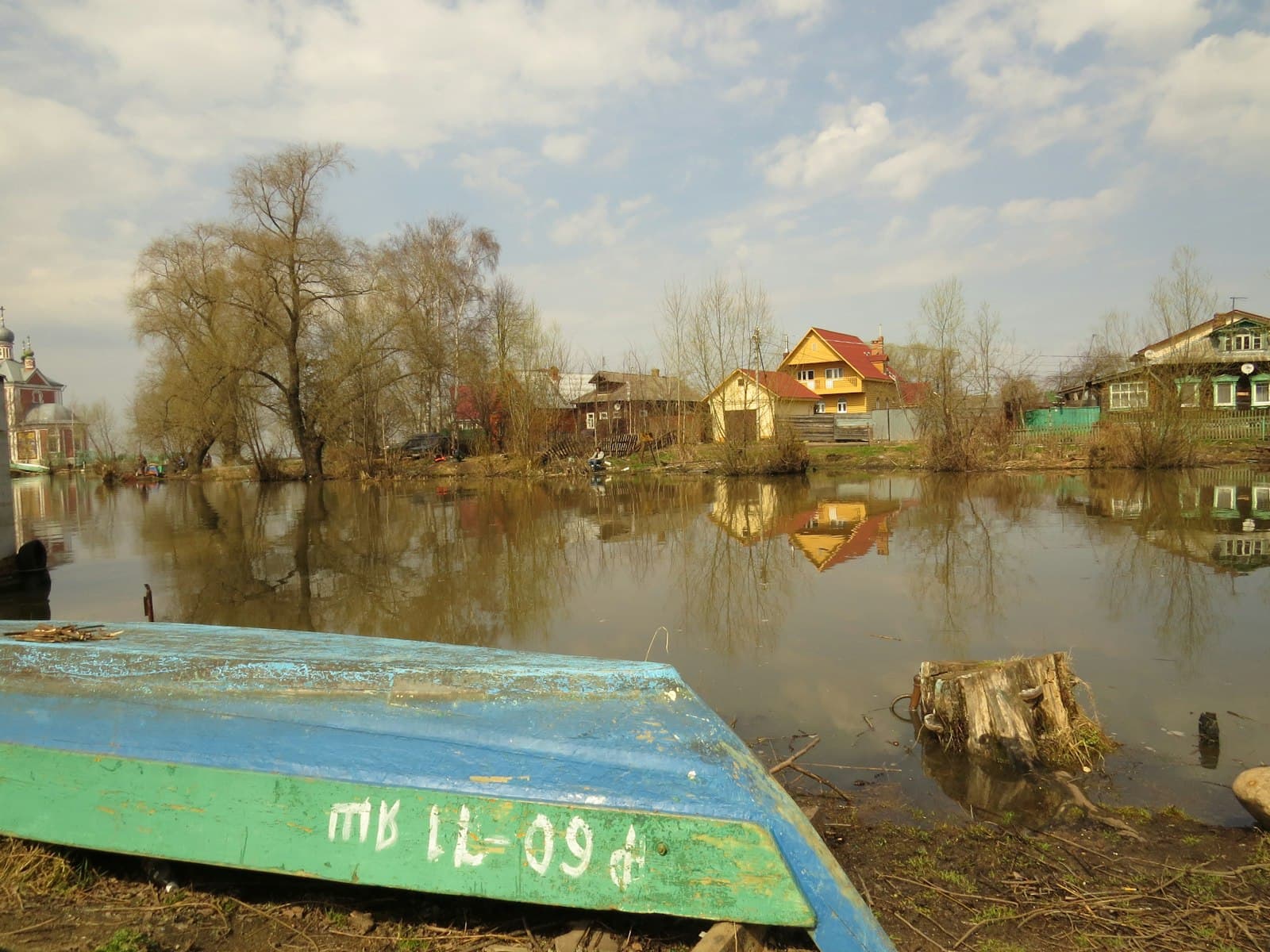 Pereslavl-Zalessky — Flooded village reflects in the water.