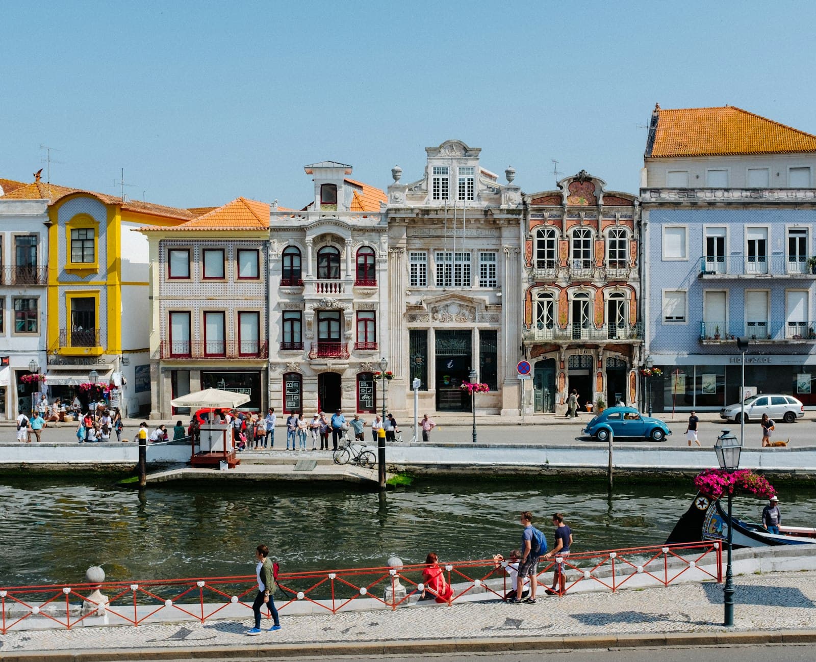 Peso da Régua — group of people beside water