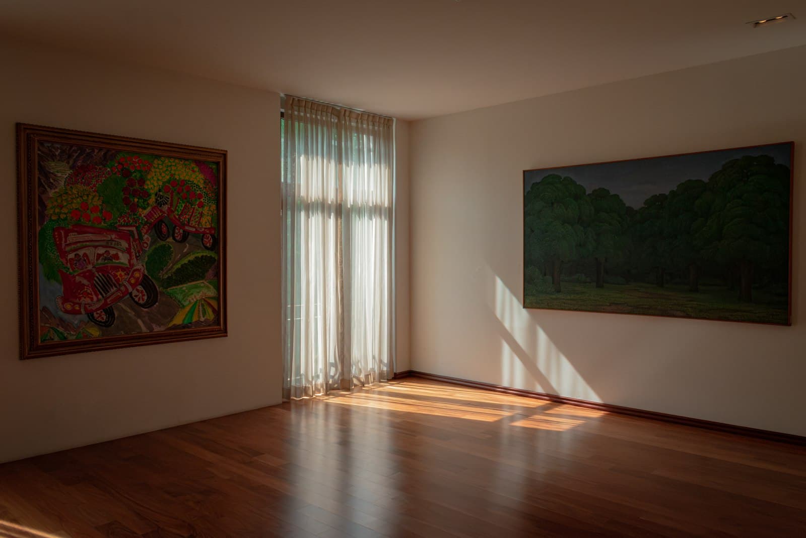 Pinos — an empty room with a painting on the wall