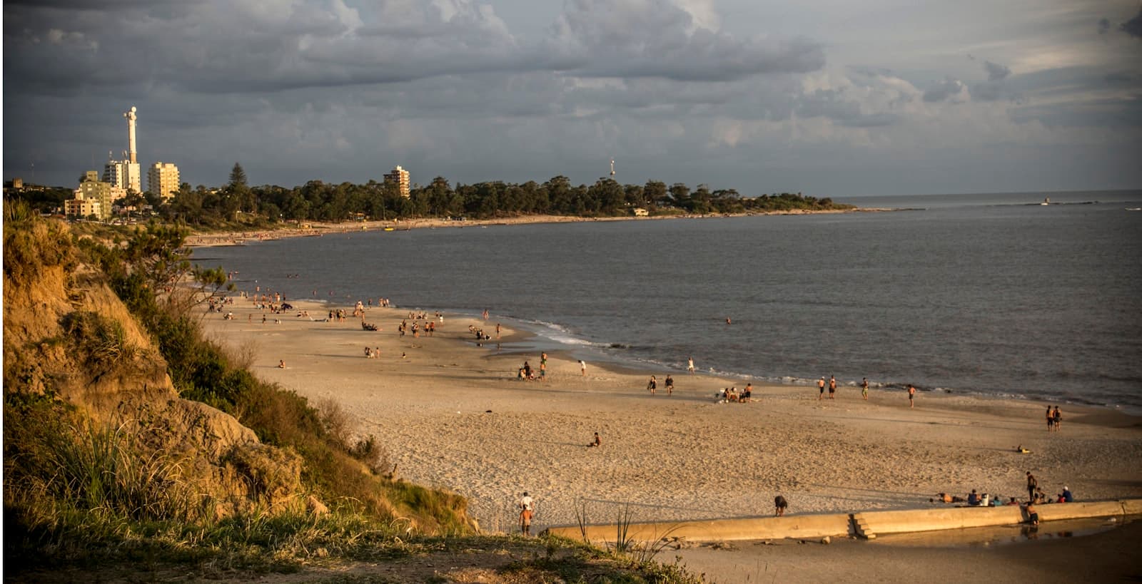 Piriápolis — people near ocean