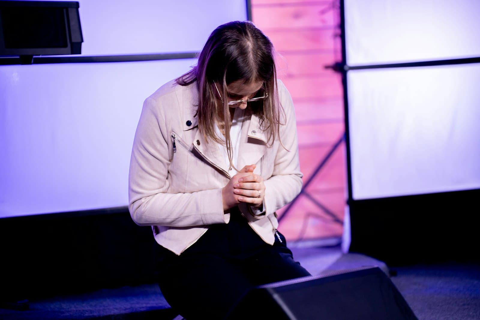 Pontarlier — A woman sitting on a chair looking at her cell phone