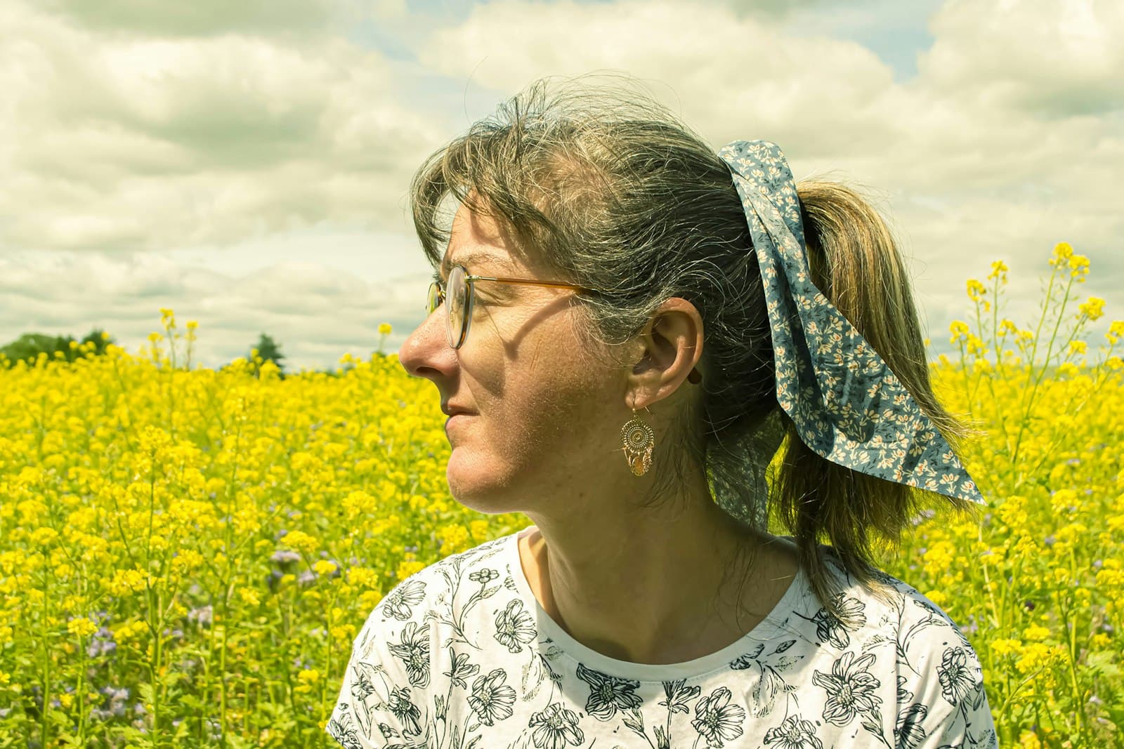 Provins — A woman standing in a field of yellow flowers