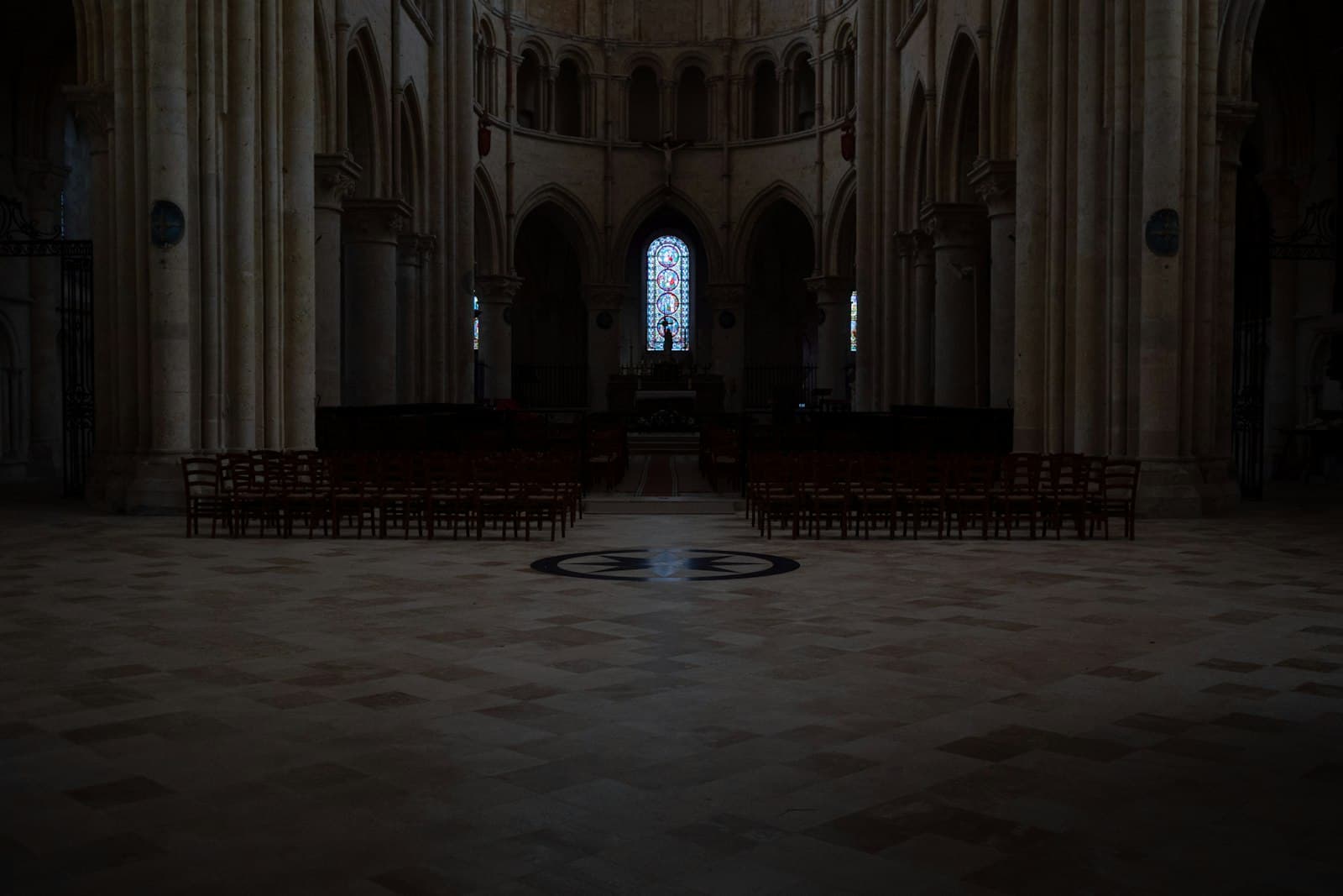 Provins — Interior of a grand cathedral with rows of chairs.