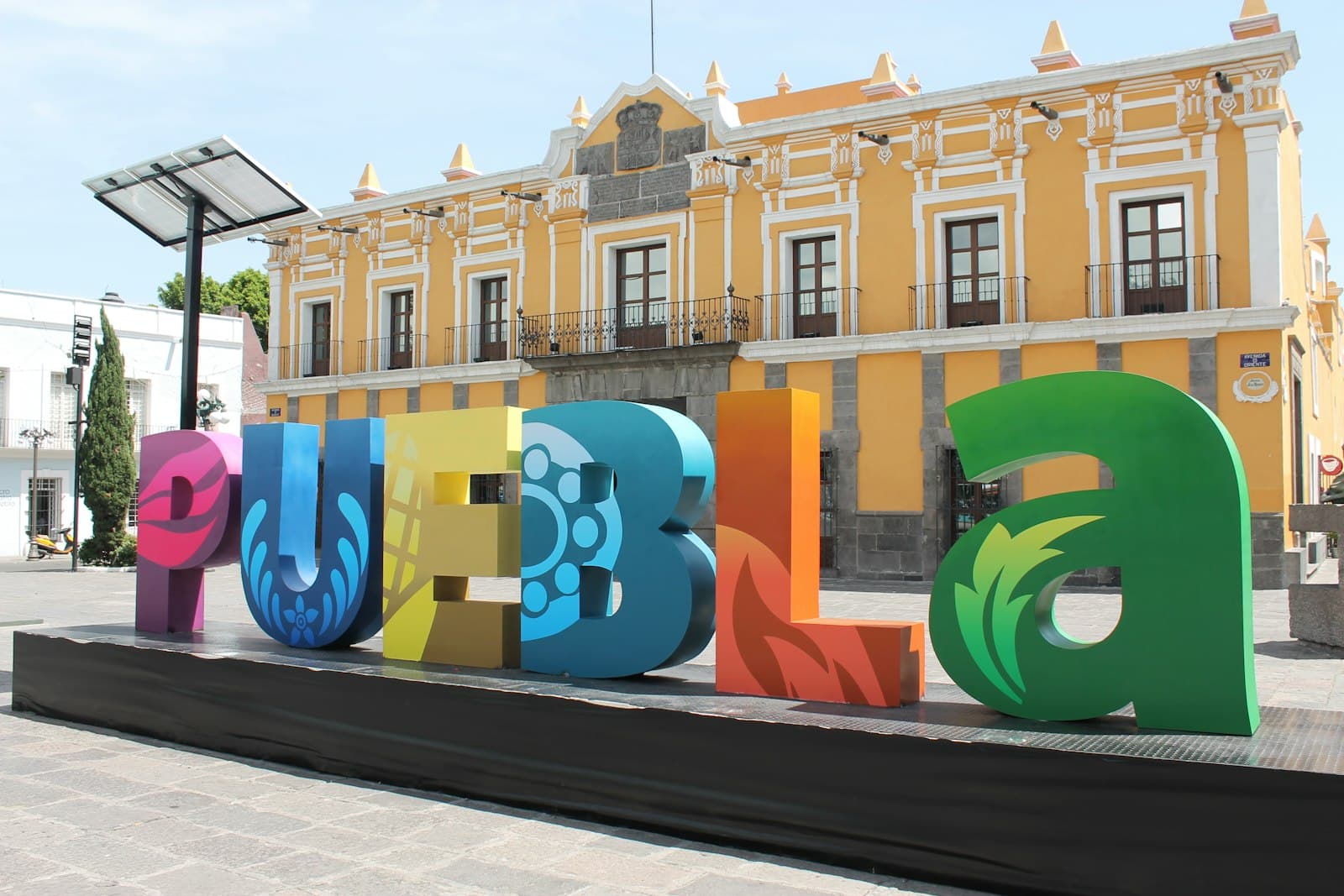 Puebla — assorted-color Peubla standee decors