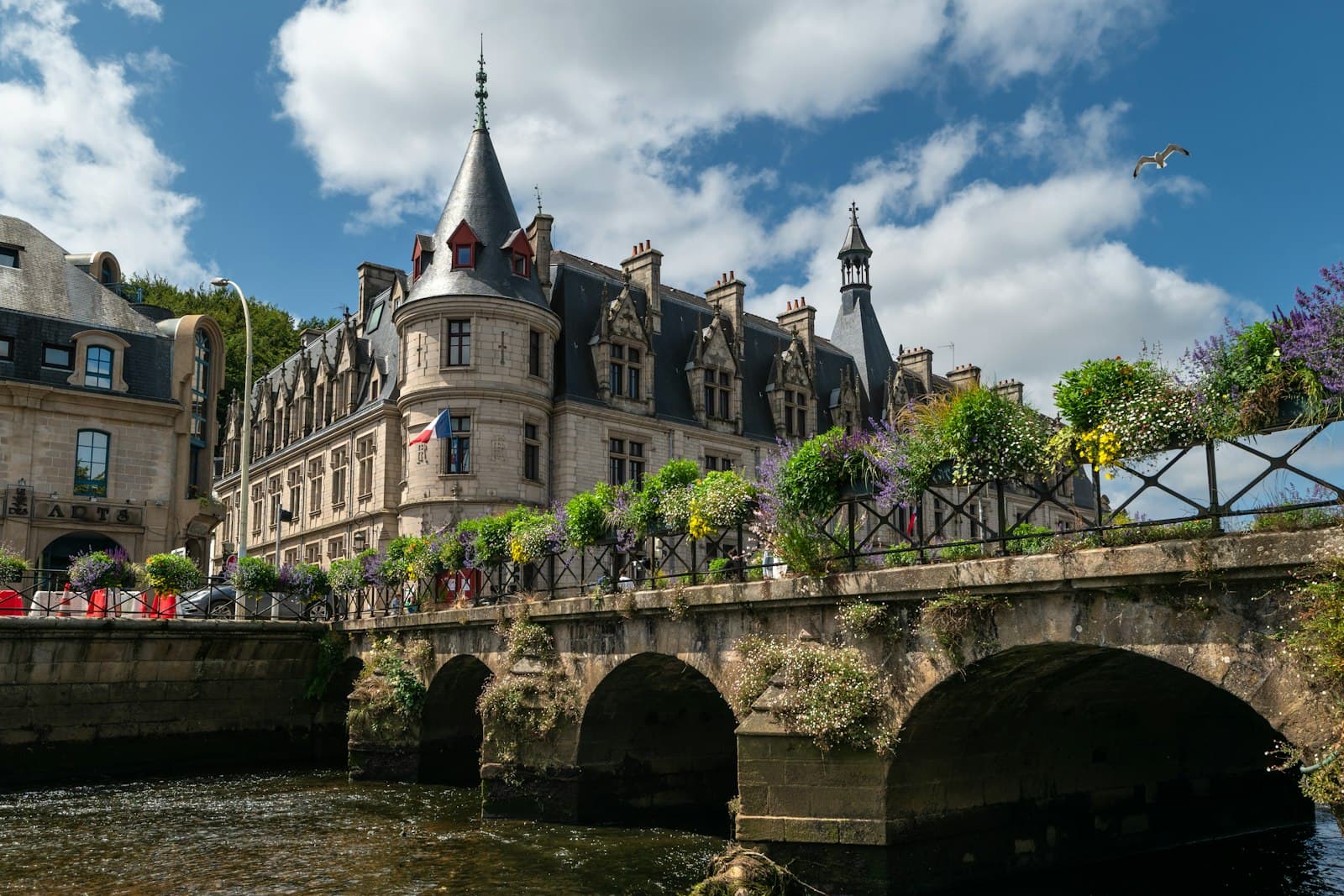 Quimper — Historic building with arched bridge over river