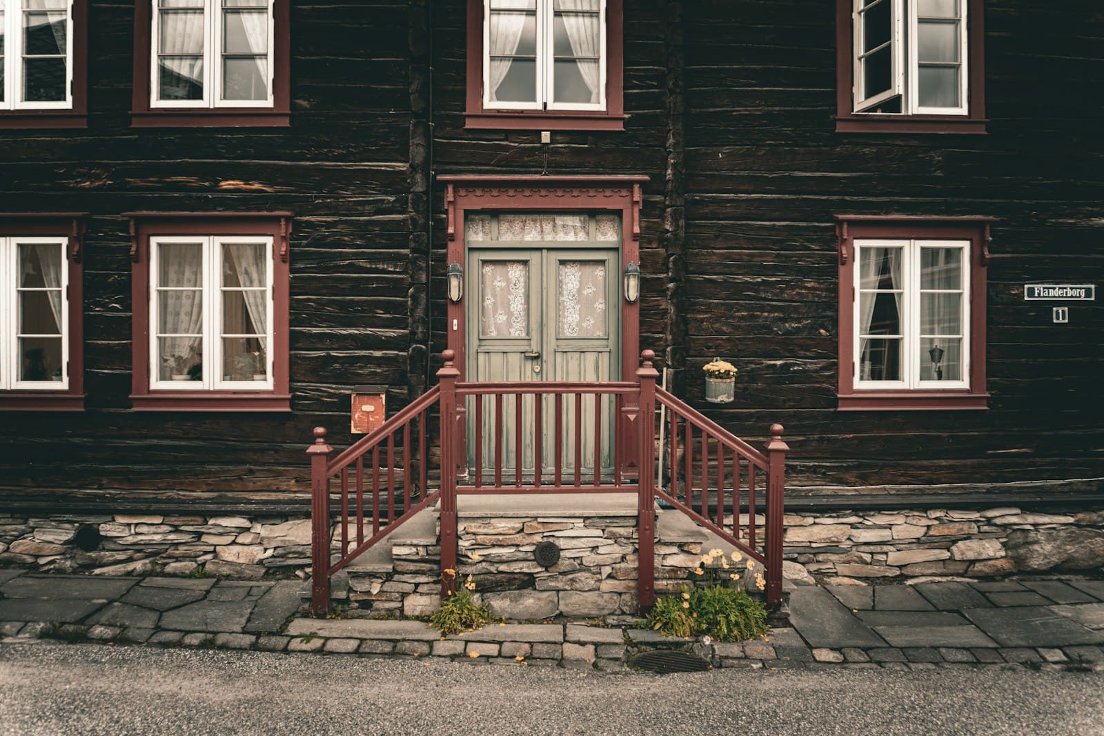 Røros — a wooden house with red trim and windows
