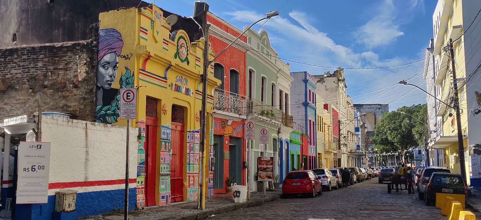 Recife — park vehicles between buildings