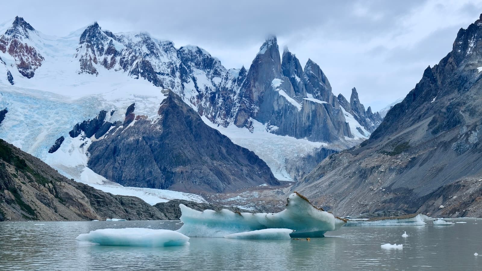 Río Gallegos — Glaciers and mountains in a serene lake.