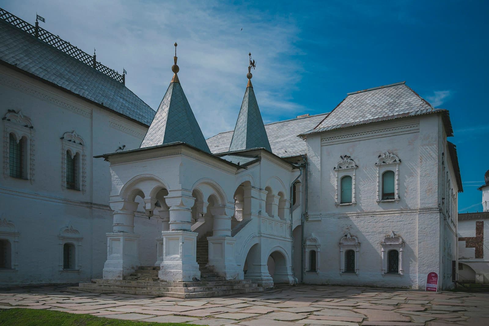 Rostov Veliki — White historic building with pointed roofs and arched windows.