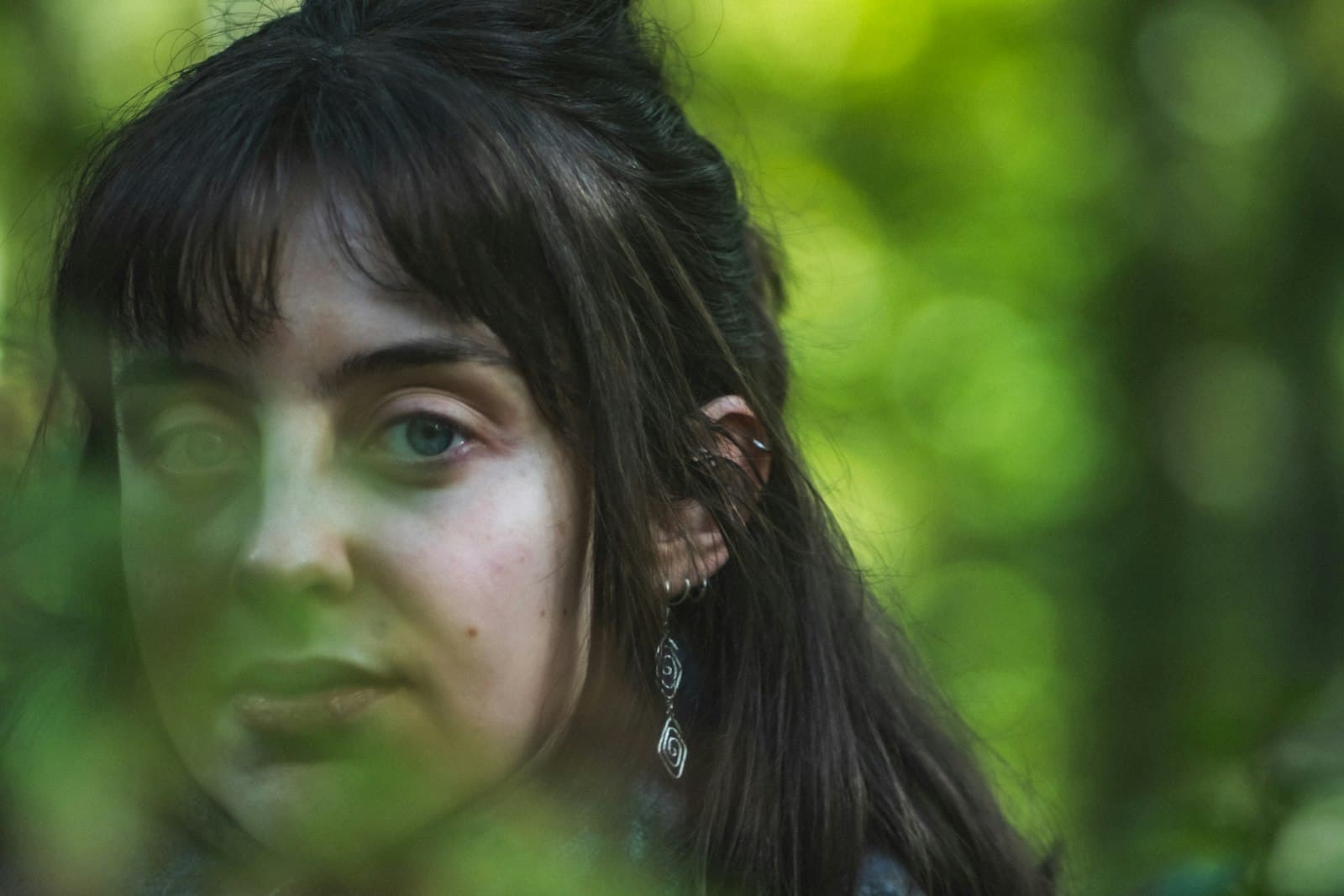 Saint-Germain-en-Laye — Young woman with dark hair in lush green foliage