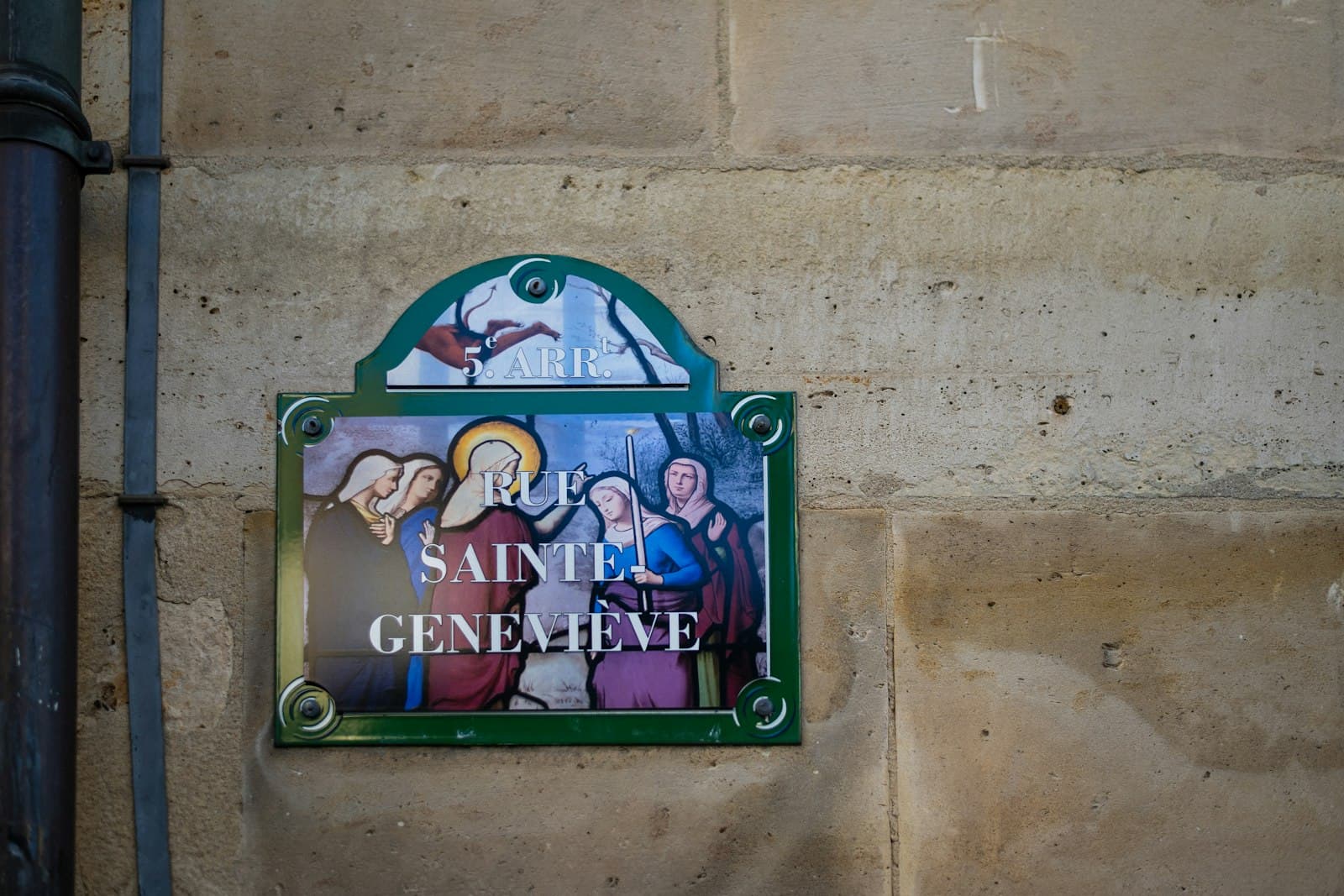 Saint-Germain-en-Laye — A sign on the side of a building