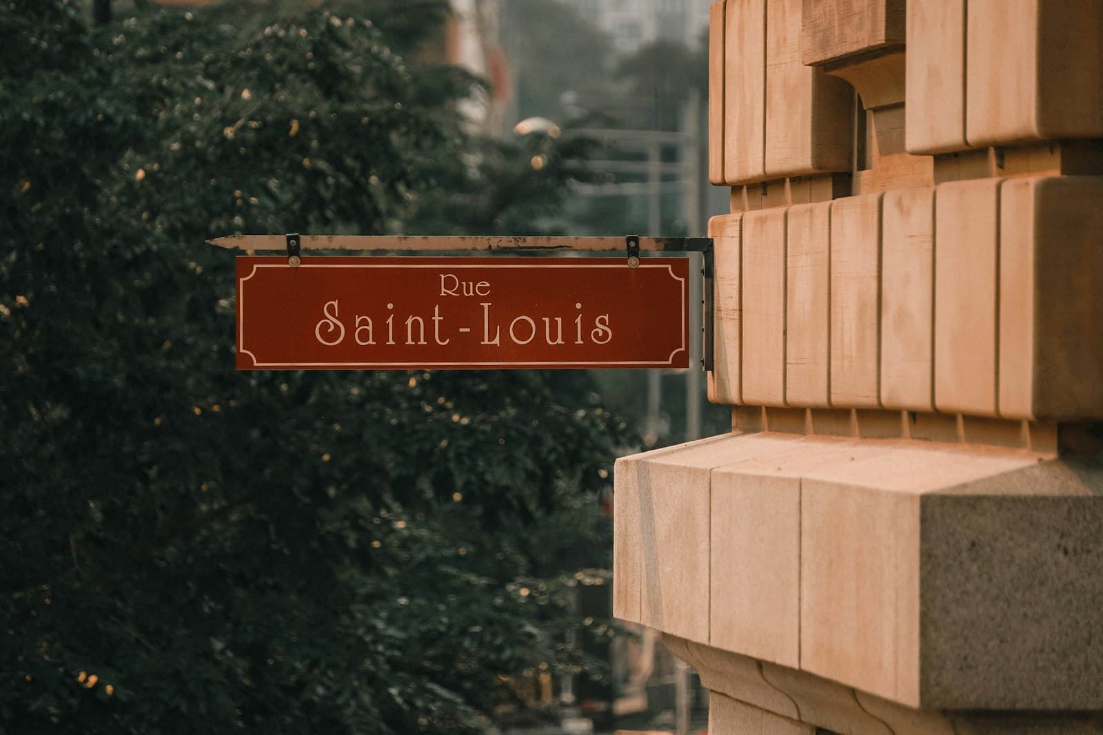 Saint-Jean-sur-Richelieu — a red street sign hanging from the side of a building